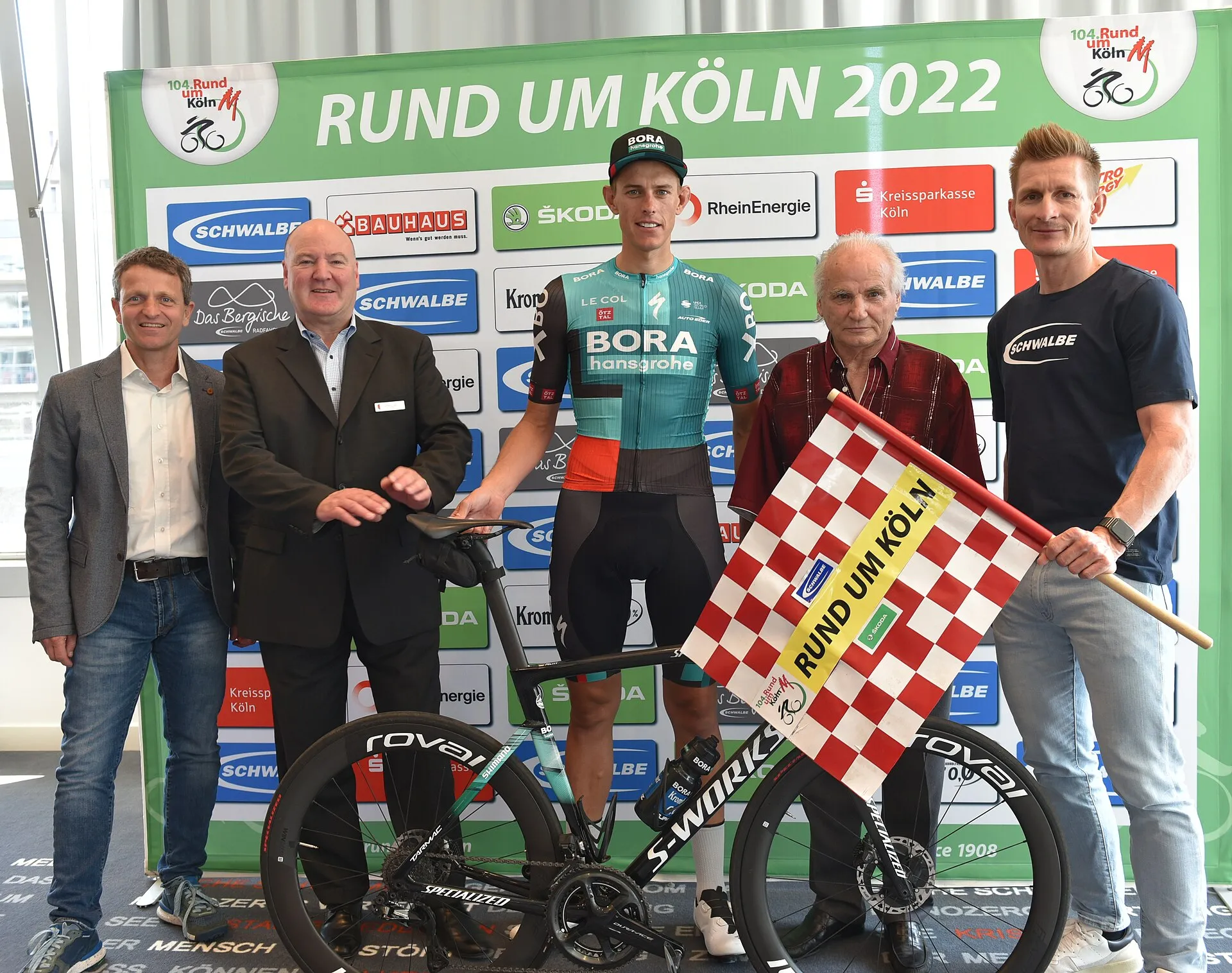 v.l.n.r.: Markus Frisch (Geschäftsführer der Köln Marathon Veranstaltungs- und Werbe GmbH), Philip Skitch (Direktor des Art'otel Cologne), Nils Politt, Artur Ta