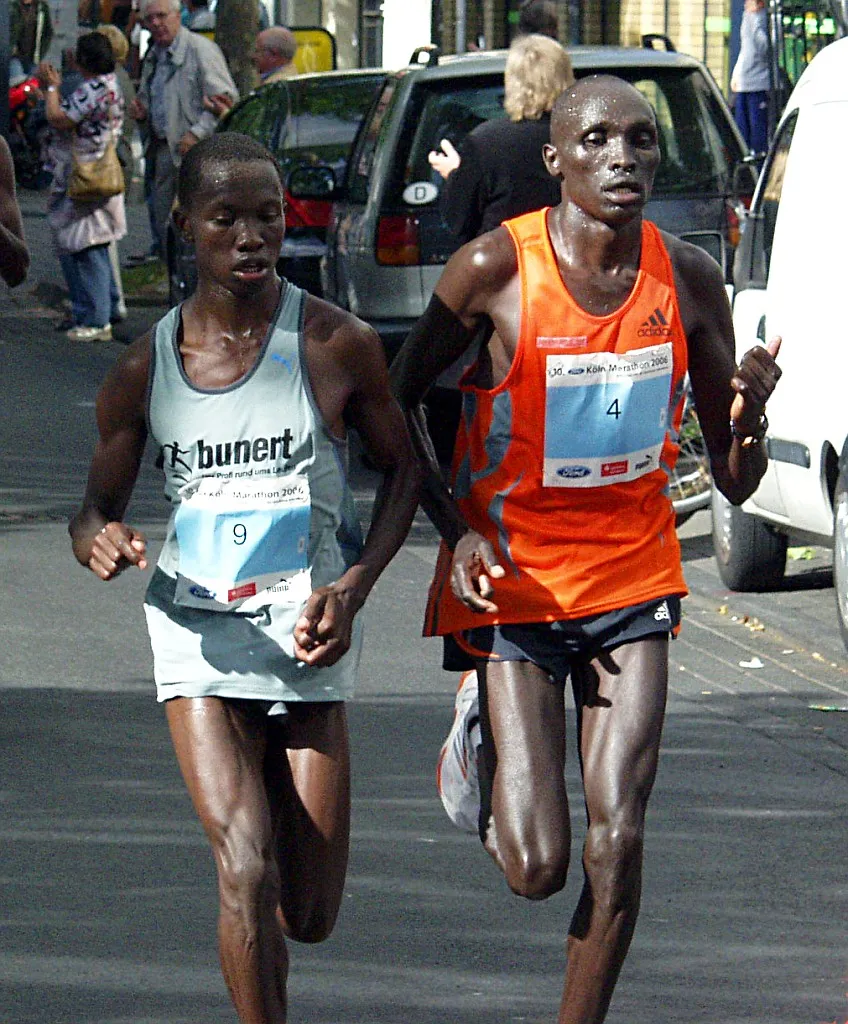 Francis Kiprop (3rd place) und Benjamin Itok (2nd place) at Cologne Marathon 2006, between km 22 and 23