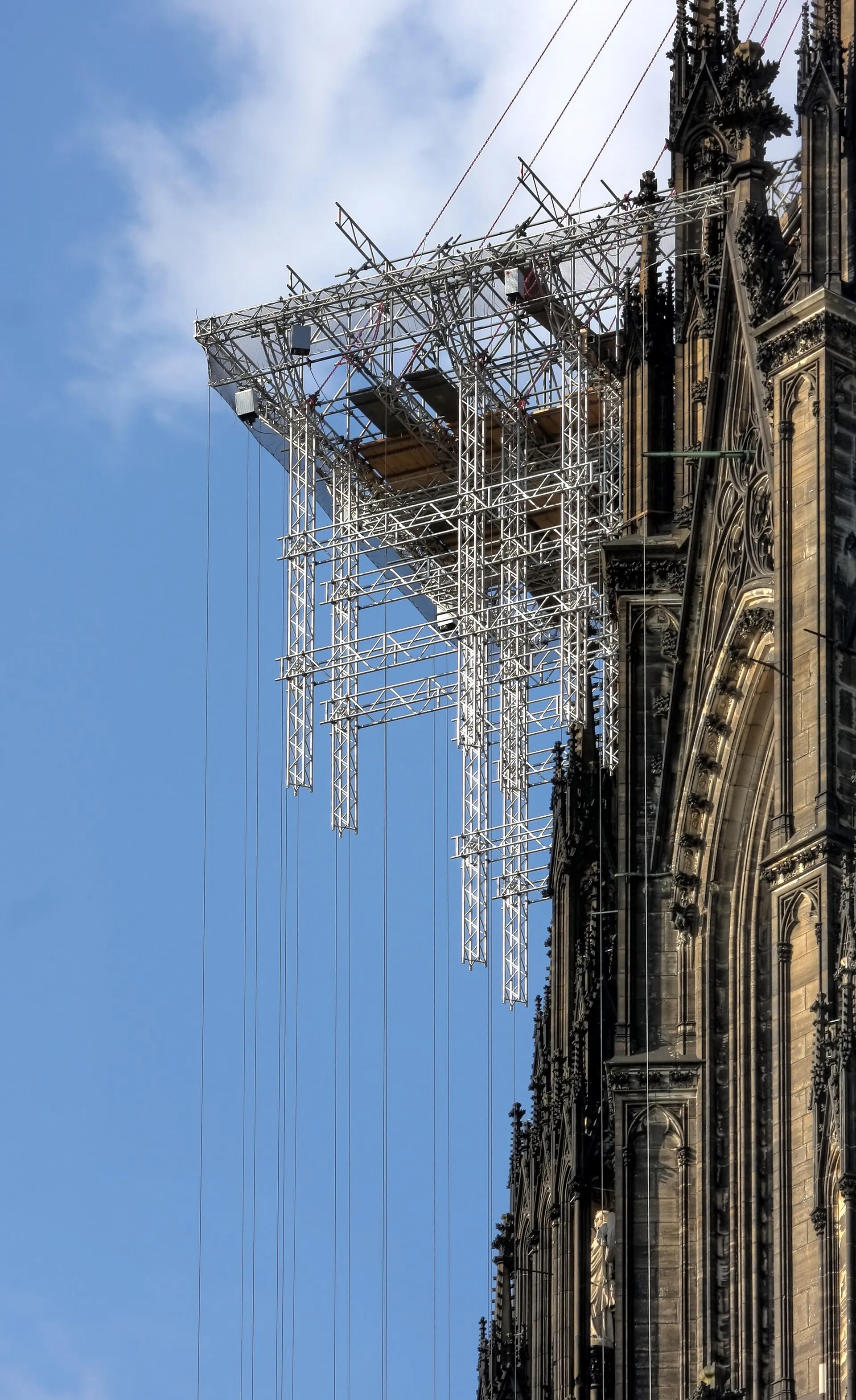 Cologne Cathedral: Construction of a new suspended scaffold on the northern side of the northern steeple.