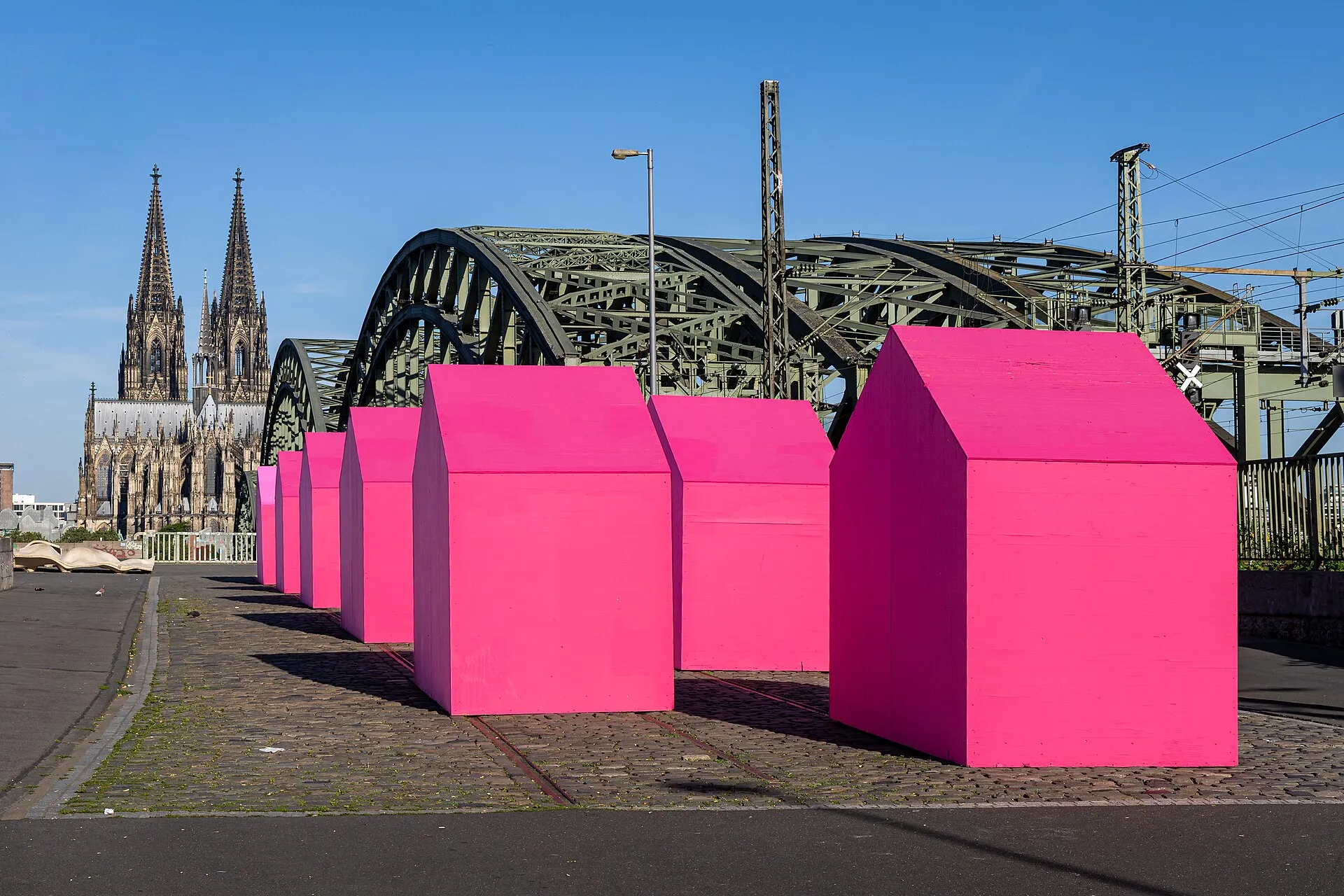 Magenta Häuser vor der Hohenzollernbrücke (Köln) von Andreas Sarow