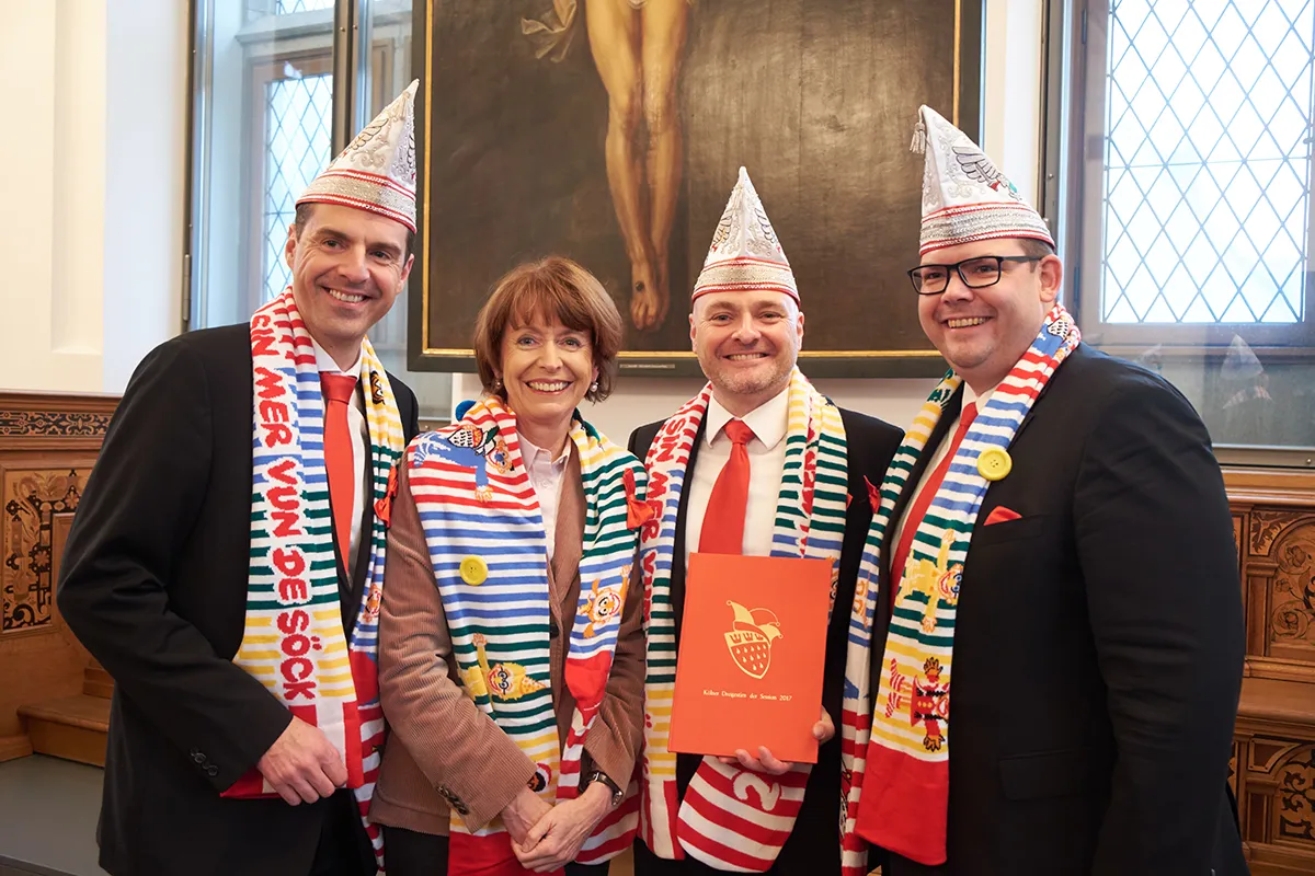 Kölner Dreigestirn der Karnevalssession 2016/2017: Prinz Stefan I., Bauer Andreas und Jungfrau Stefanie nach der Unterzeichnung des Sessionsvertrags im Senatssaal des Historischen Rathauses von Köln