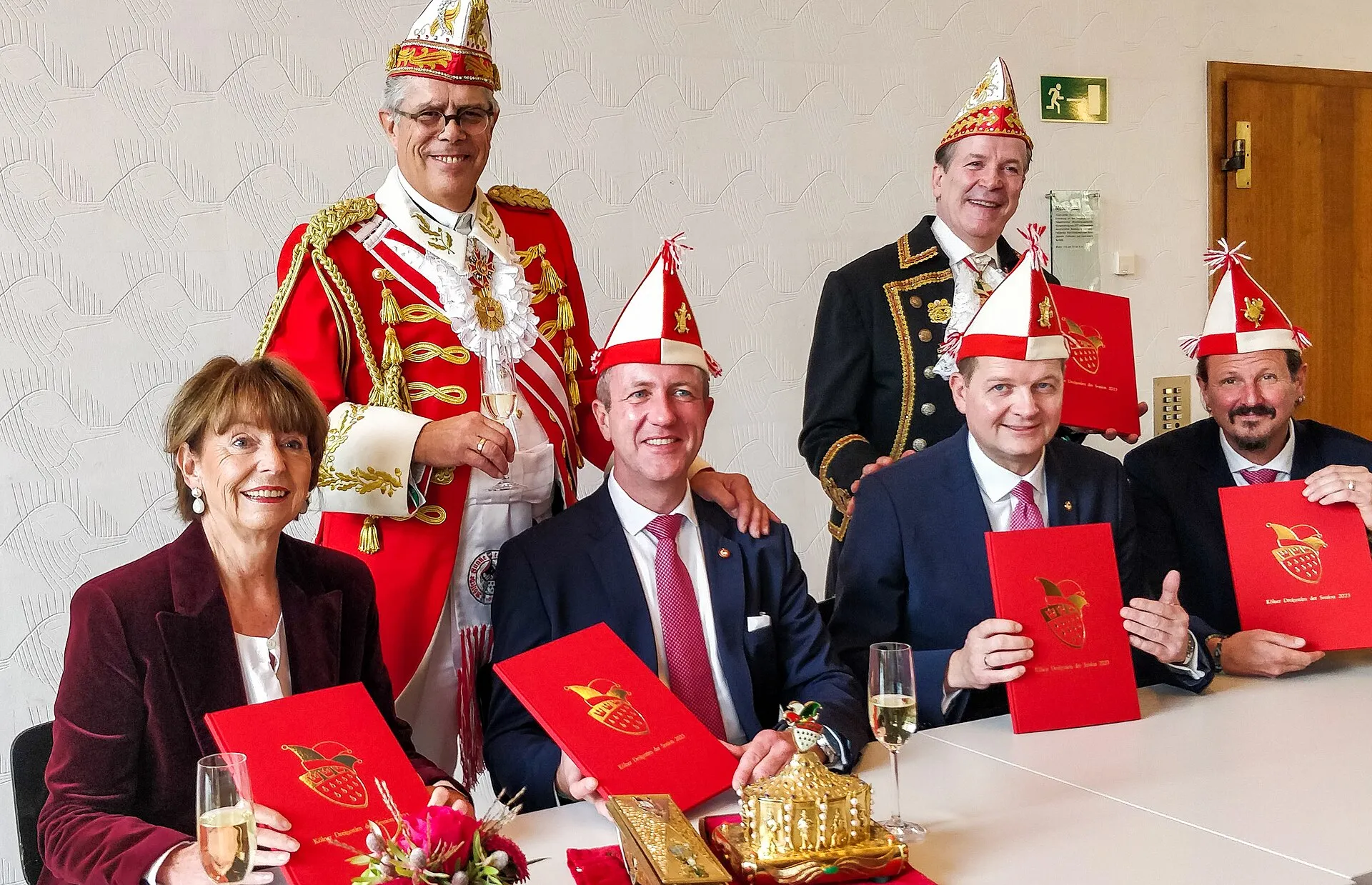 Kölner Dreigestirn der Karnevalssession 2022/23: Prinz Boris I., Bauer Marco und Jungfrau Agrippina nach der Unterzeichnung des Sessionsvertrags im Historischen Rathaus von Köln.