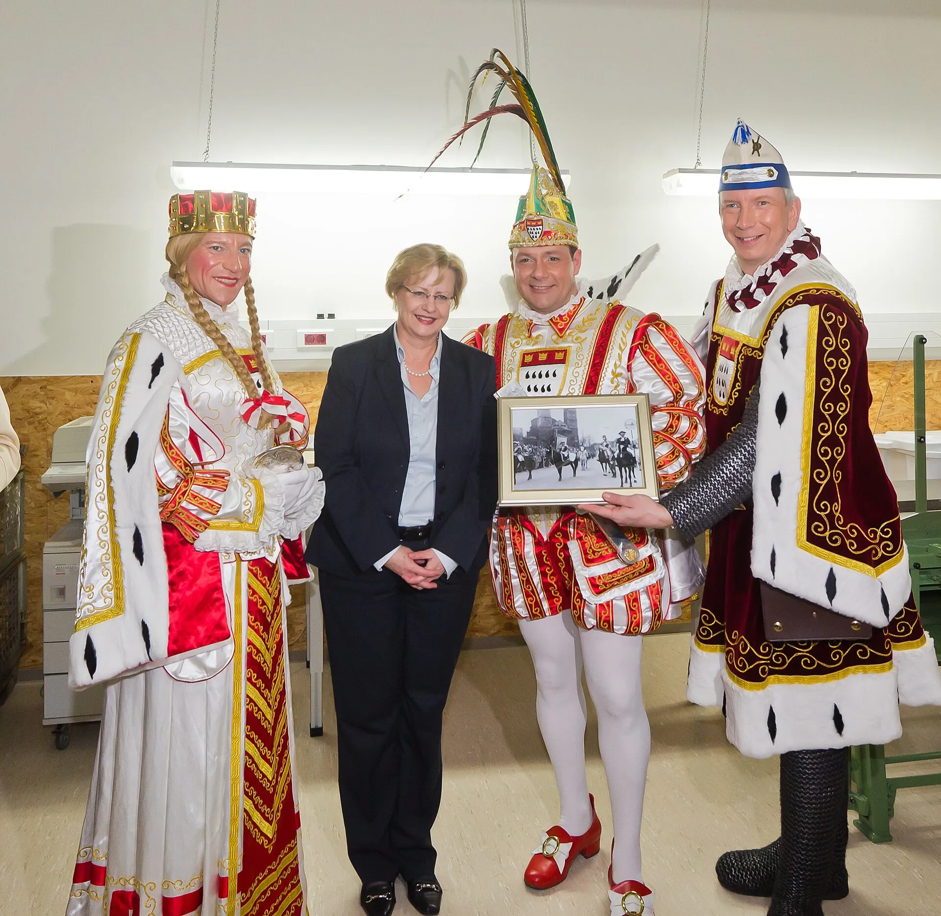 Kölner Dreigestirn der Karnevalssession 2013/14: Jungfrau Hermia, Prinz Björn I. und Bauer Michael bei einem Besuch im Historischen Archiv der Stadt Köln. 2. von links: Bettina Schmidt-Czaia, Archivleiterin