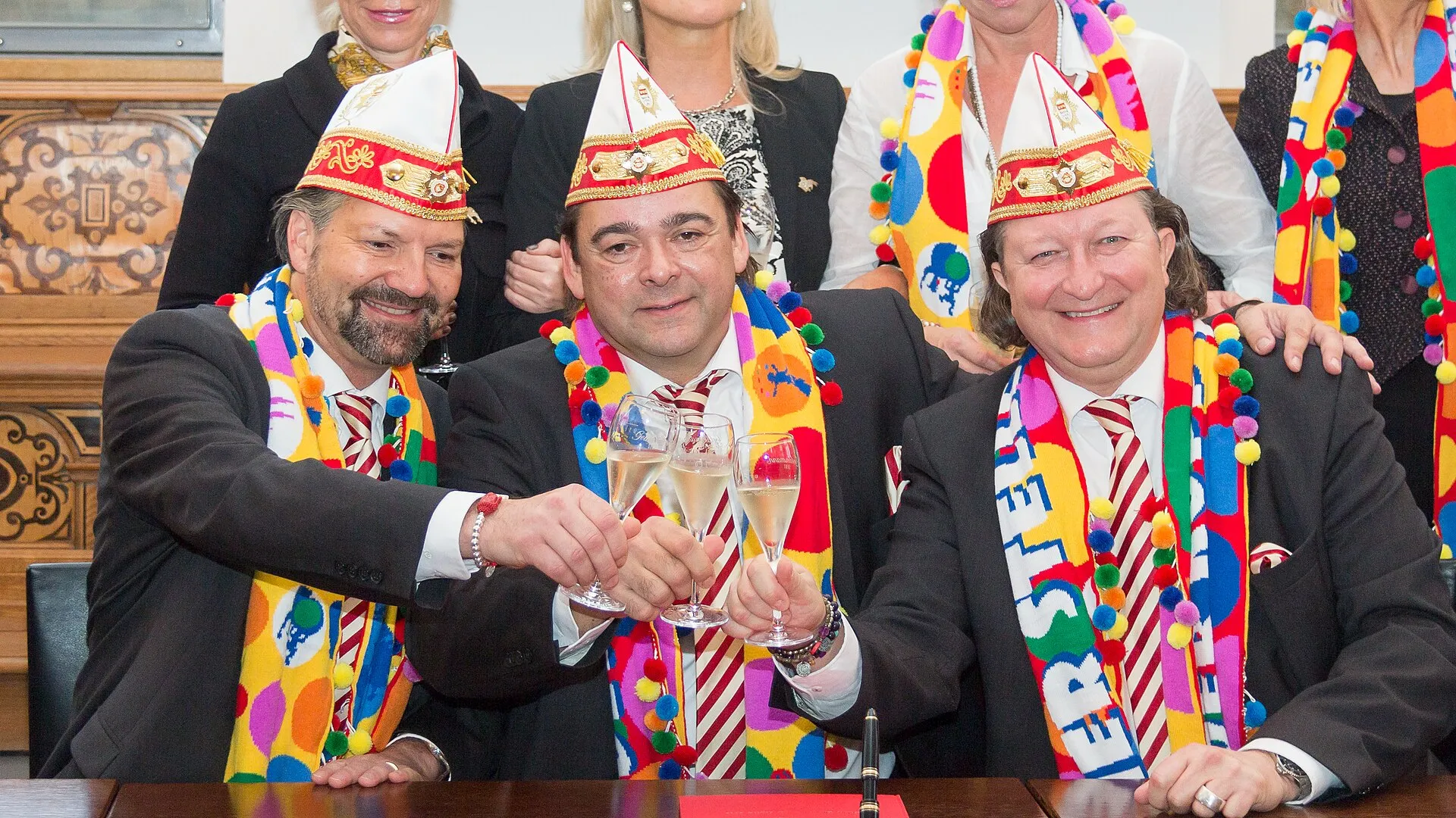 Kölner Dreigestirn der Karnevalssession 2015/16: Jungfrau Johanna, Prinz Thomas II. und Bauer Anton nach der Unterzeichnung des Sessionsvertrags im Senatssaal des Historischen Rathauses von Köln