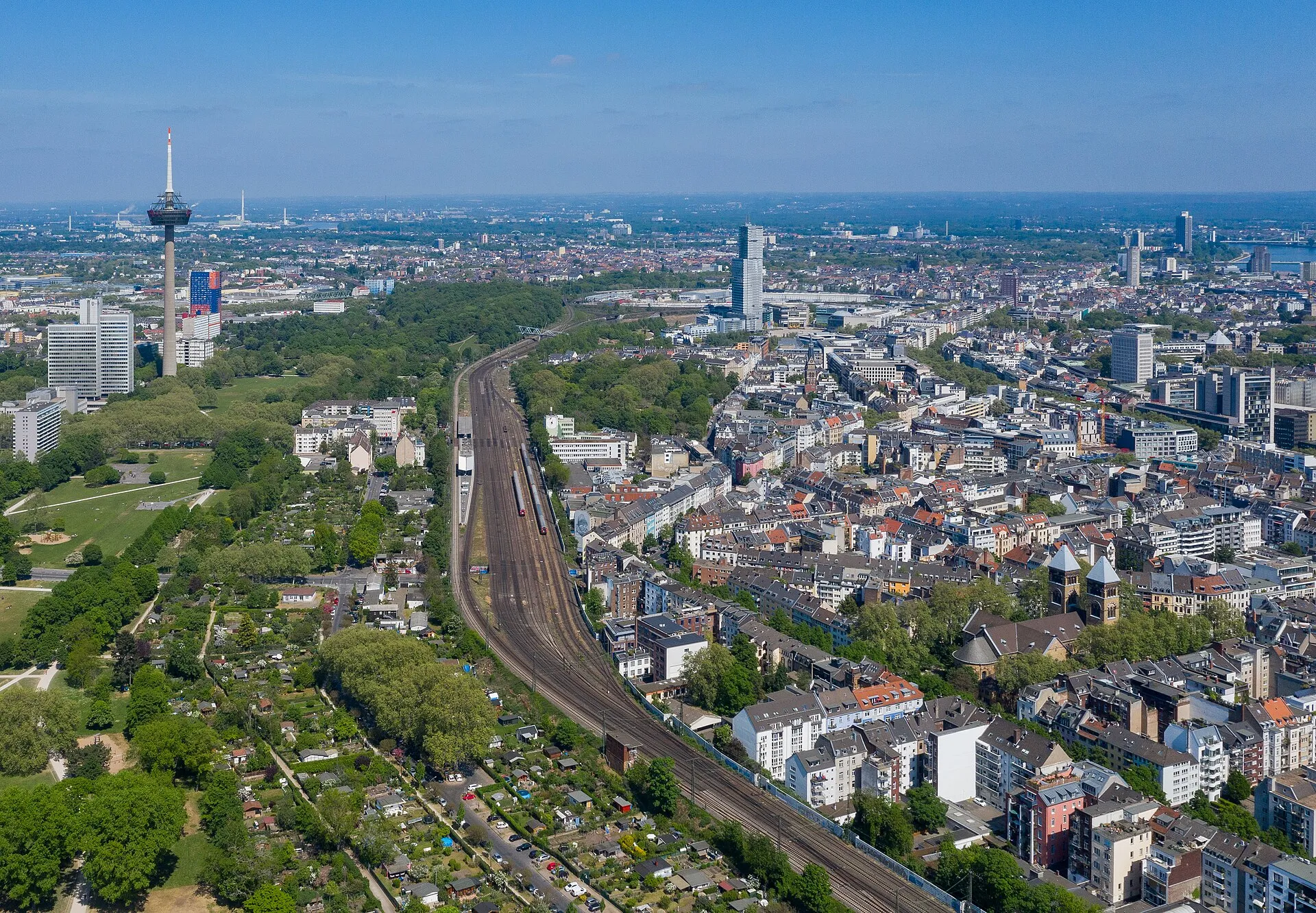 Kölner Eisenbahnring im Bereich Köln-West. Links: Fernsehturm Colonius, Mitte oben der KölnTurm im MediaPark