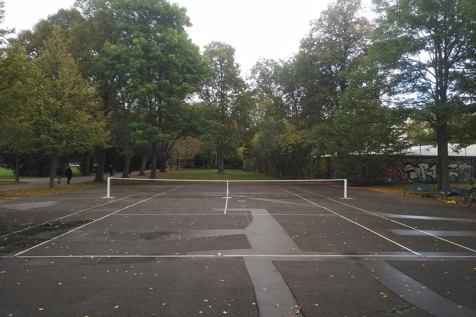 Öffentlicher Tennisplatz auf dem Kölner Grüngürtel