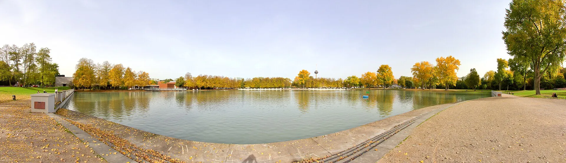 Aachener Weiher, Köln. Blick von Süden in Richtung Norden.