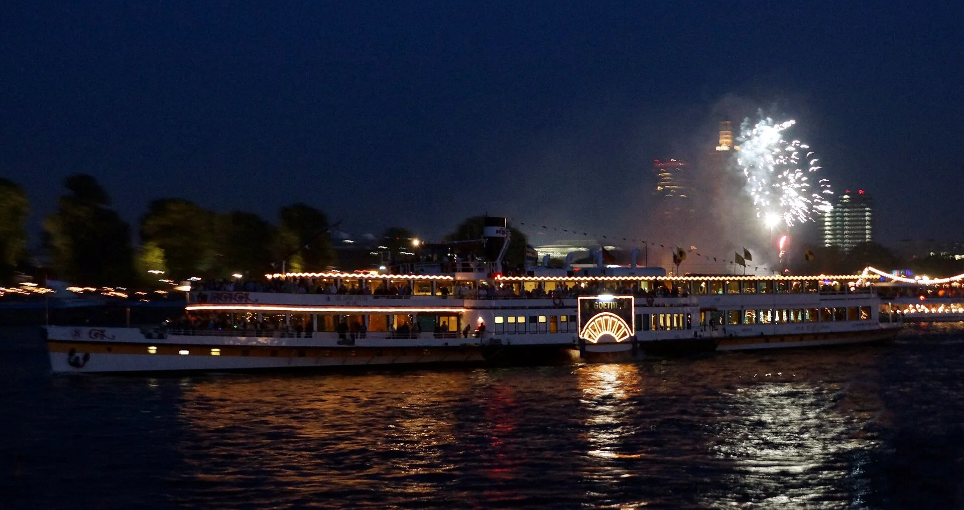 Das Radmotorschiff Goethe am 13. Juli 2013 bei dem Grossfeuerwerk „Kölner Lichter“.