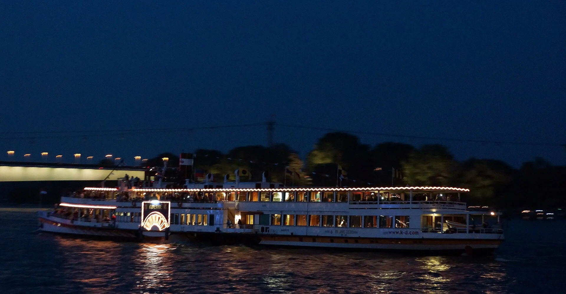 Das Radmotorschiff Goethe am 13. Juli 2013 bei dem Grossfeuerwerk „Kölner Lichter“.
