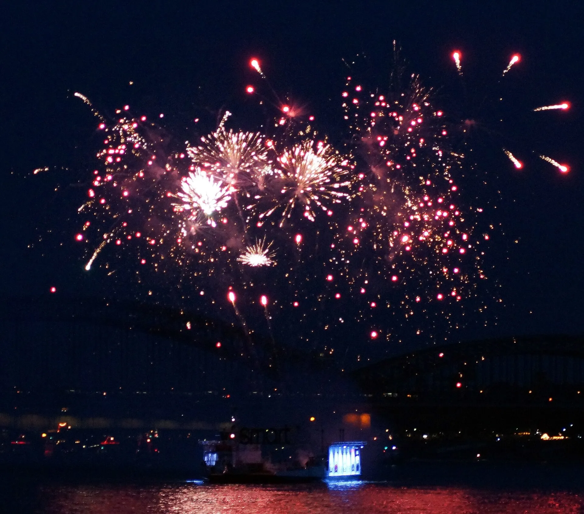 Das Fährschiff Linz-Remagen als „Feuerschiff“ bei den Kölner Lichtern auf Rhein bei Köln.