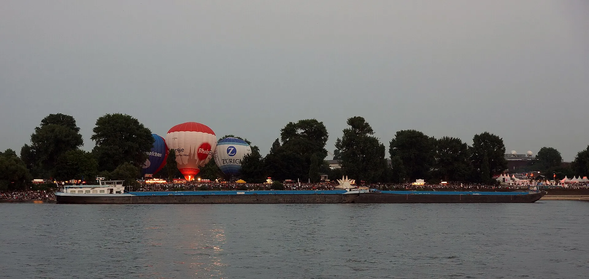 Gütermotorschiff Colombia mit dem Leichter Colombia II - das Feuerwerksschiff bei den Kölner Lichtern 2013.