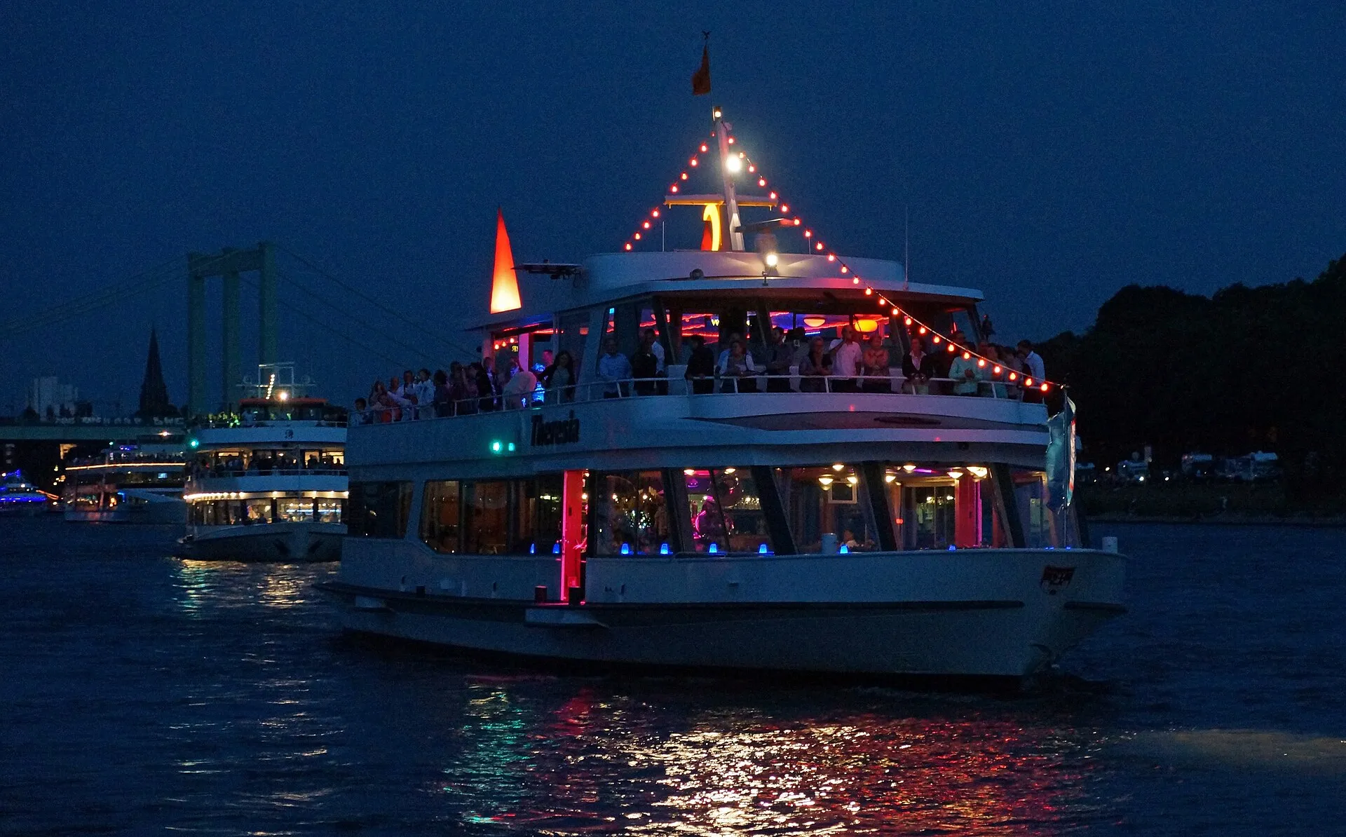Fahrgastschiff Theresia bei den Kölner Lichtern 2015 in Köln.