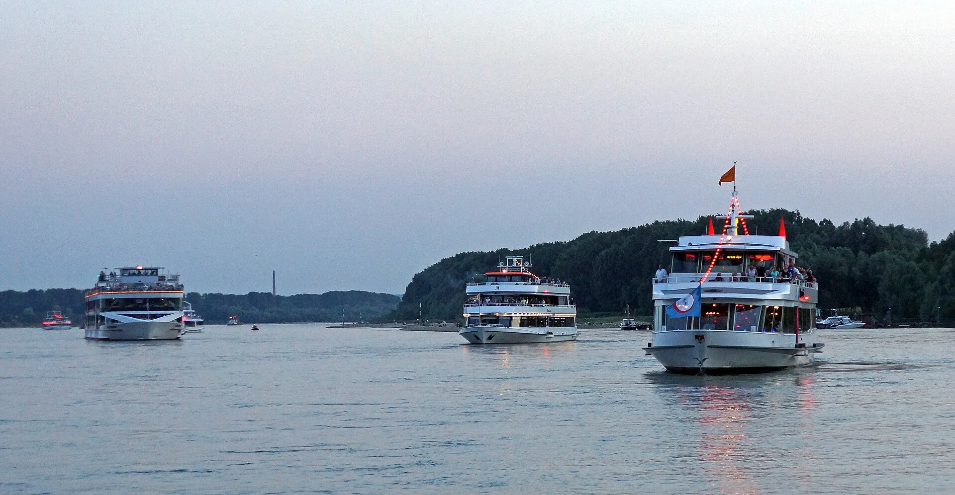 Schiffskonvoi bei den Kölner Lichtern 2015.