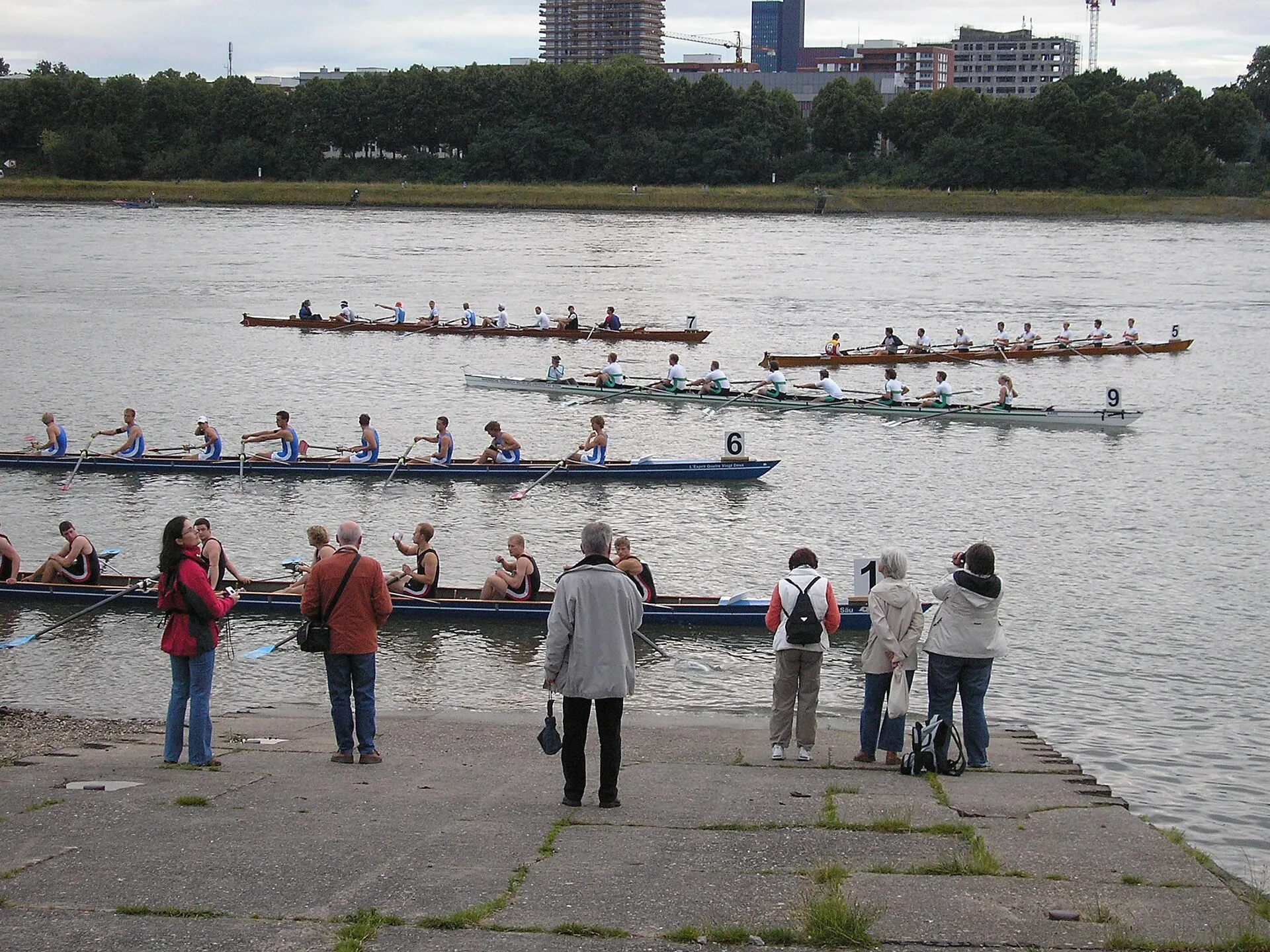 Kölner Lichter 2009, Startvorbereitung zur Ruderregatta