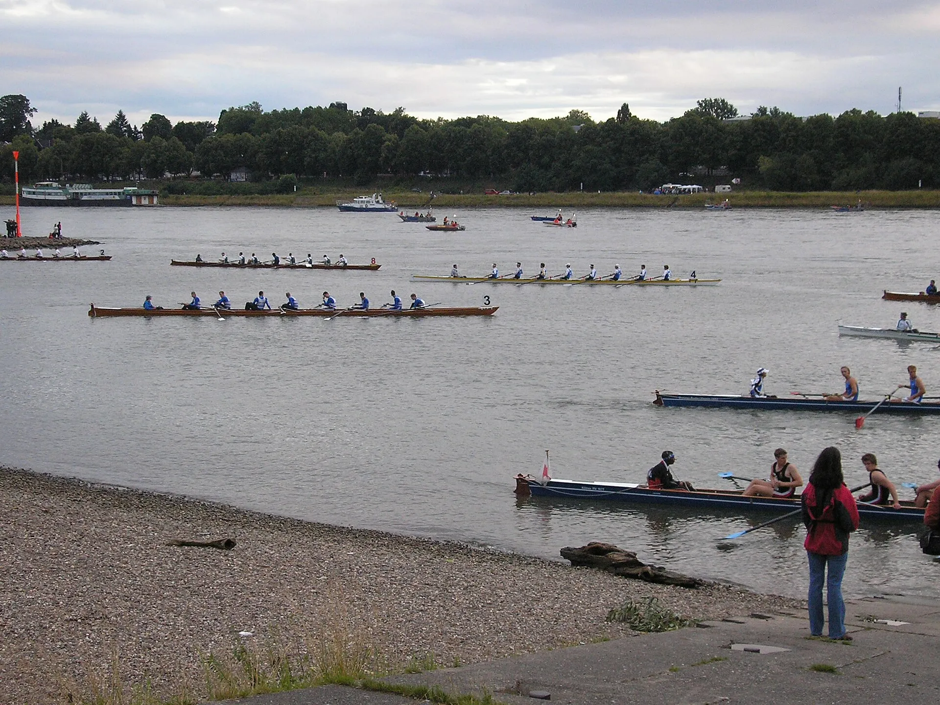 Kölner Lichter 2009, Startvorbereitung zur Ruderregatta von Köln-Poll zur Innenstadt.