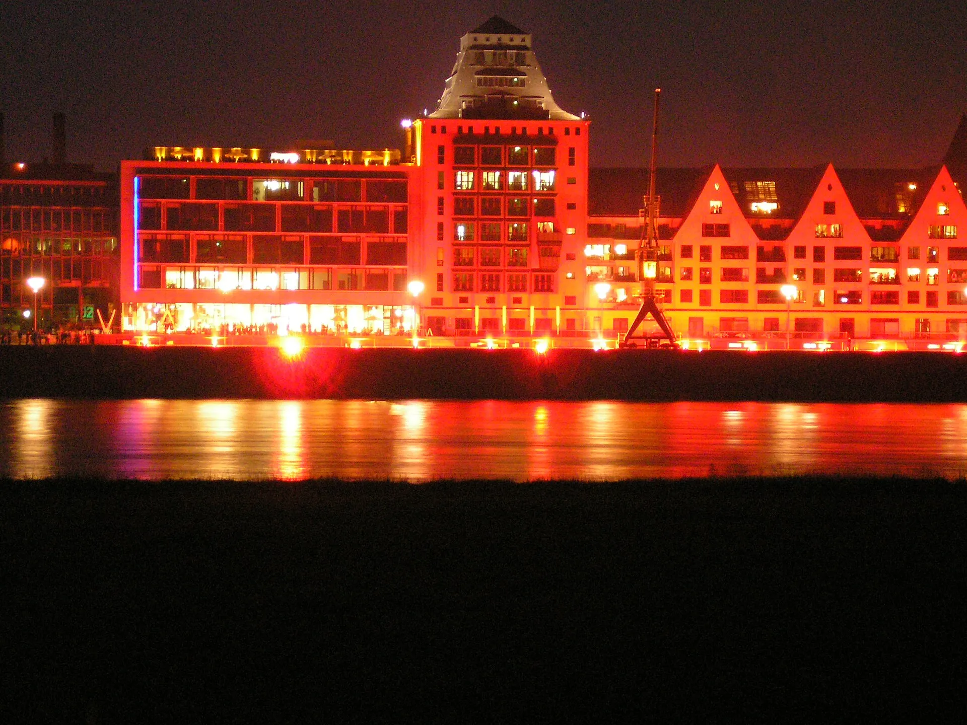 Kölner Lichter 2009, das "Siebengebirge" am Rheinauhafen mit bengalischer Beleuchtung zum Schiffskorso.