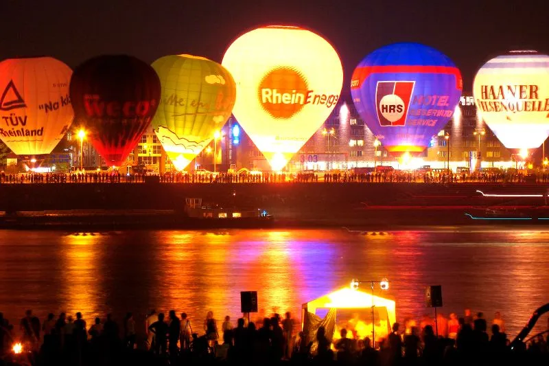 Towards 11.30 p.m. the time has come: in the middle of the Rhine, from a pontoon, an international fireworks display with synchronised music is launched, coordi