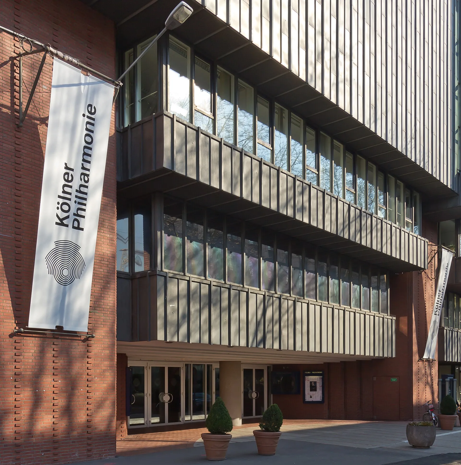 Außenansicht des Gebäudekomplexes der Kölner Philharmonie und des Museum Ludwig Foto: Haupteingang zur Philharmonie, Bischofsgartenstraße