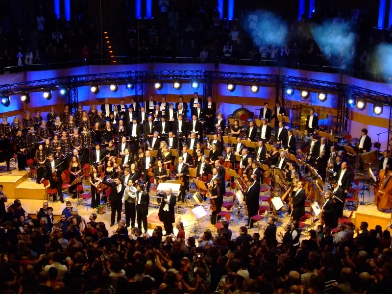 A picture of the WDR Radio Orchestra Cologne, the WDR Radio Choir Cologne, Jonne Valtonen, Rony Barrak, Benyamin Nuss and Arnie Roth, taken after the performanc