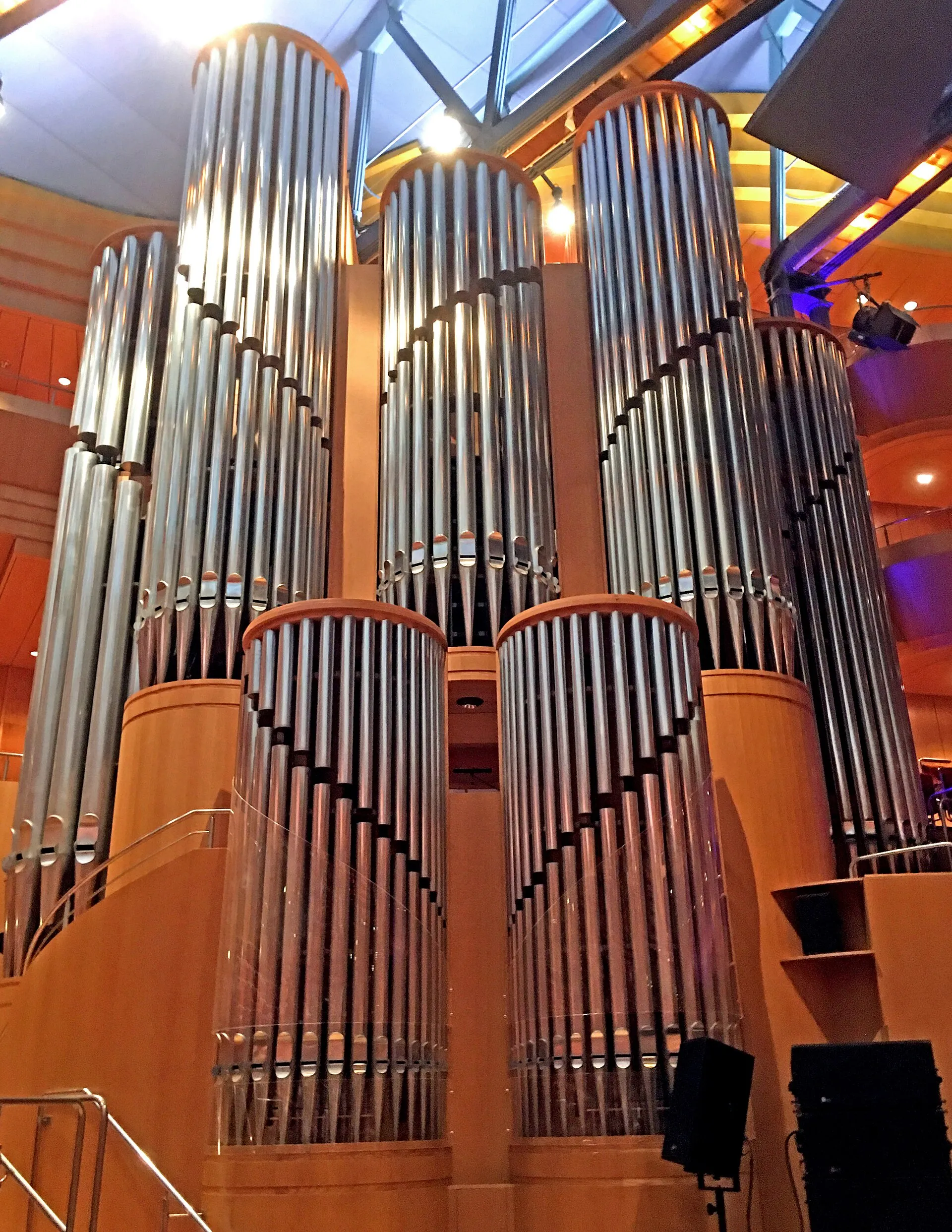 Philharmonie Köln, Klais-Orgel (1986), Prospekt mit sieben Rundtürmen, III/P