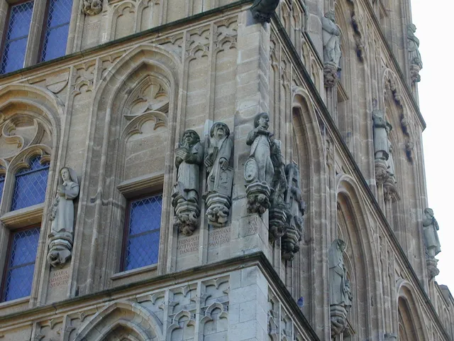 Kölner Ratsturmfiguren – 124 Skulpturen am Rathausturm