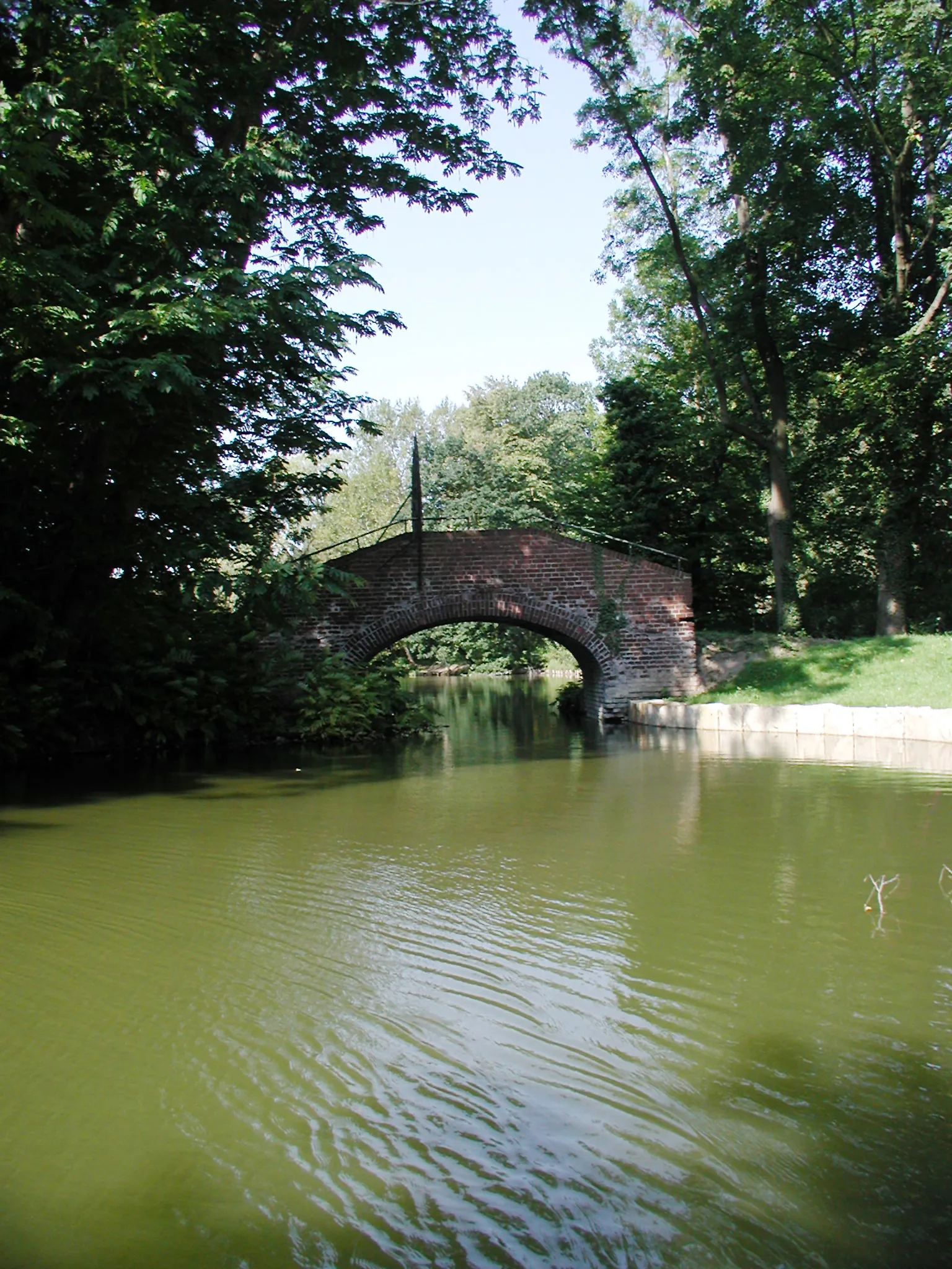 Köln-Lindenthal, Inselbrücke Stadtwaldweiher. Wahrscheinlich die 1896 von R. Jung erwähnte Brücke