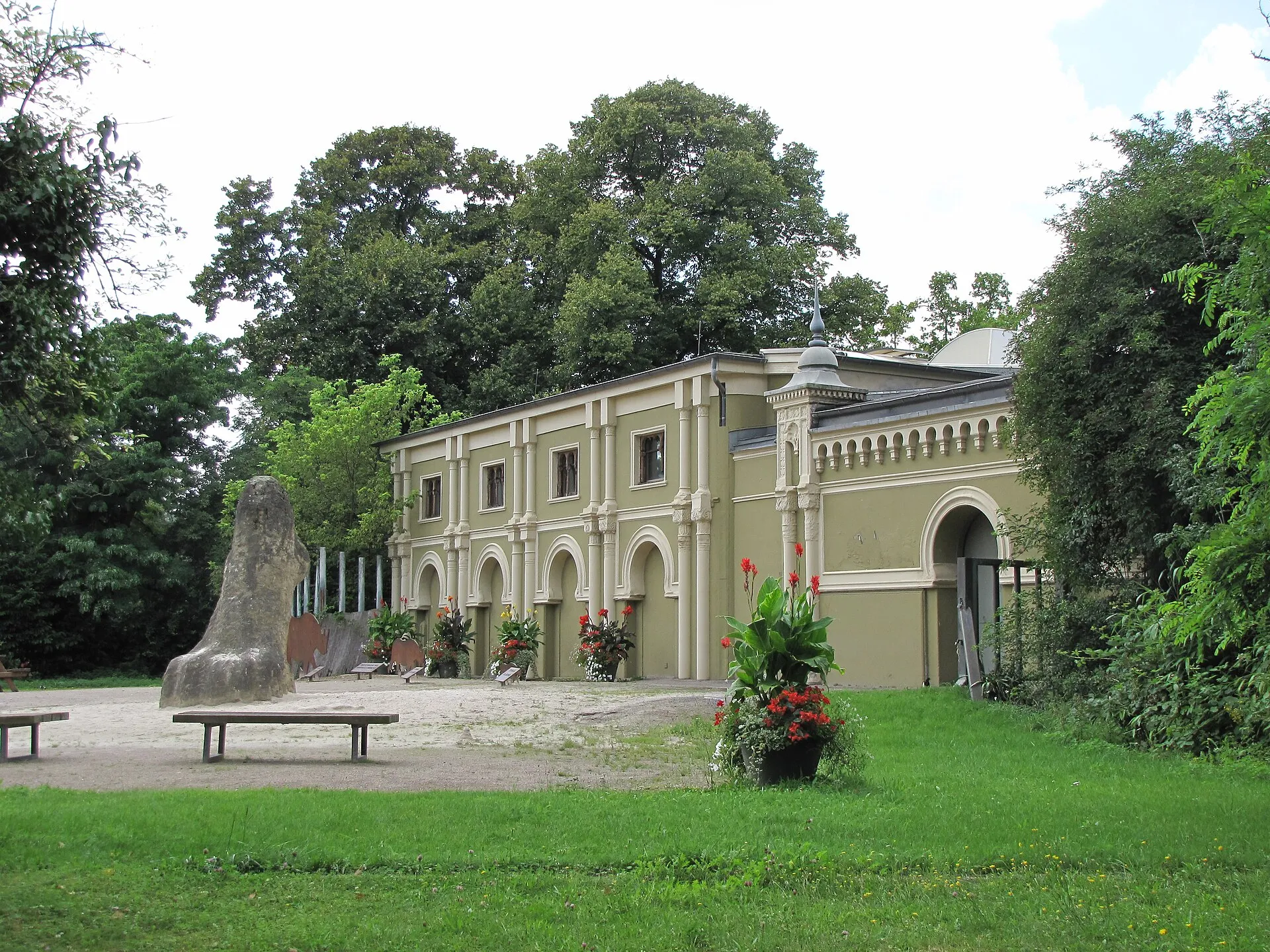 Kölner Zoo: Giraffen- und Antilopenhaus mit Anbau für Elefanten. Architekt: Josef Felten. Erbaut 1863/64, erweitert 1874. Maurische Architektur; beim Erweiterun