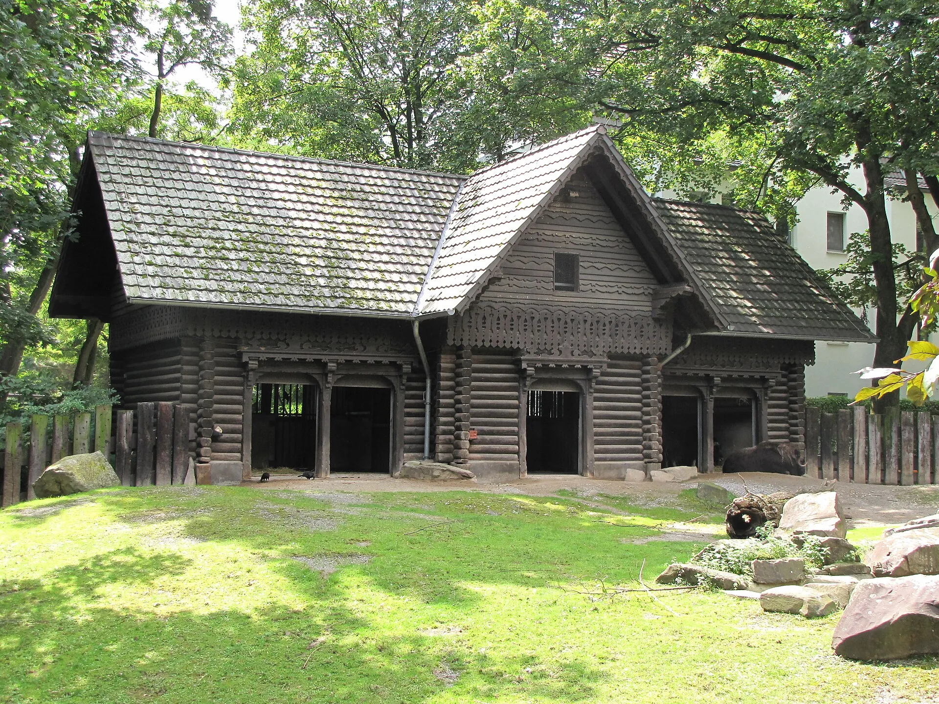 Kölner Zoo: Rinderhaus von Alfred Müller. Erbaut 1884. Ekletizistischer Architekturstil in Anlehnung an Schweizer Blockhaustil (mit Elementen der traditionellen