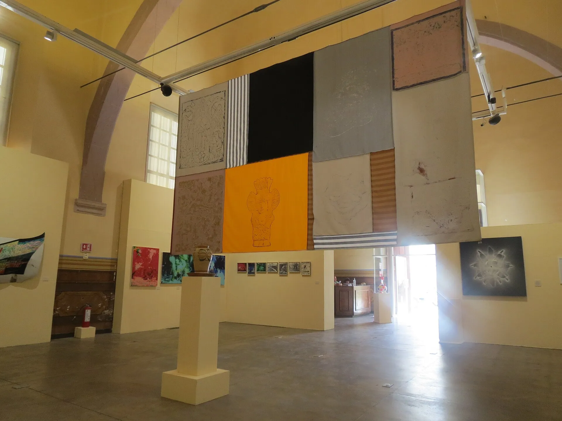 Mitos y ritos de Atotonilco de Sebastián Riffo (vista trasera), en la exposición De Aquí para Allá. Agitaciones Recíprocas entre México y Chile , en la Ex Escue