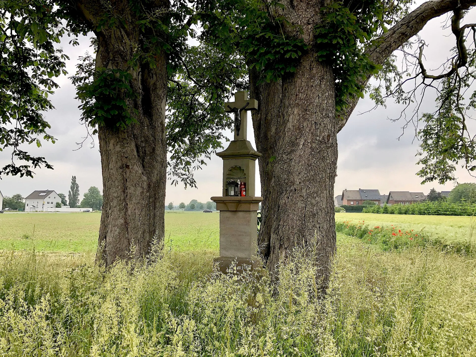 Cologne hiking trail (Kölnpfad) in Libur. Roadside pilgrimage and guard cross in Libur (Cologne) on the west side. Stompeler Cross.