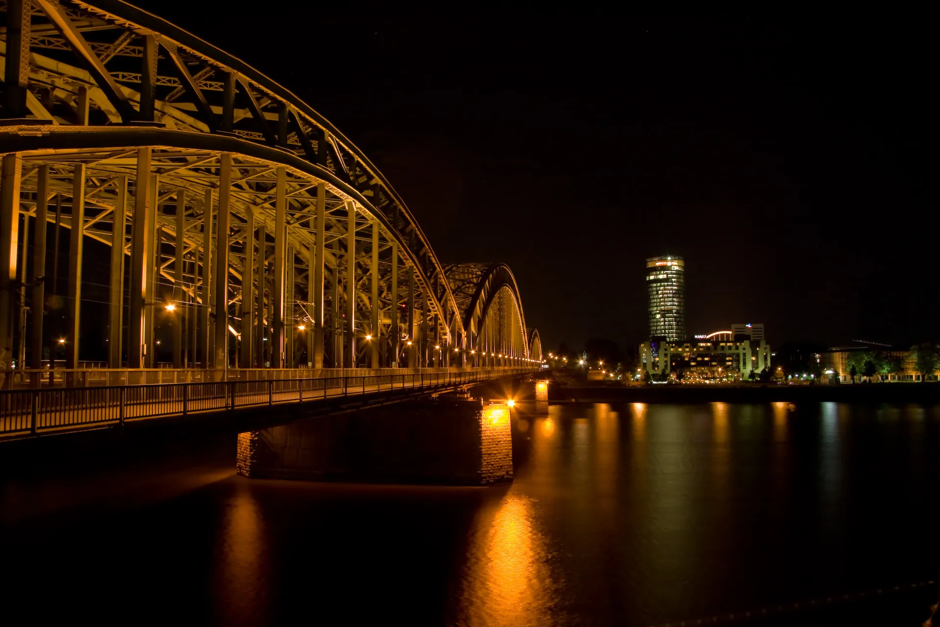 Hohenzollernbrücke in Köln bei Nacht.