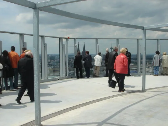 Aussichtsplattform mit Blick auf den Kölner Dom