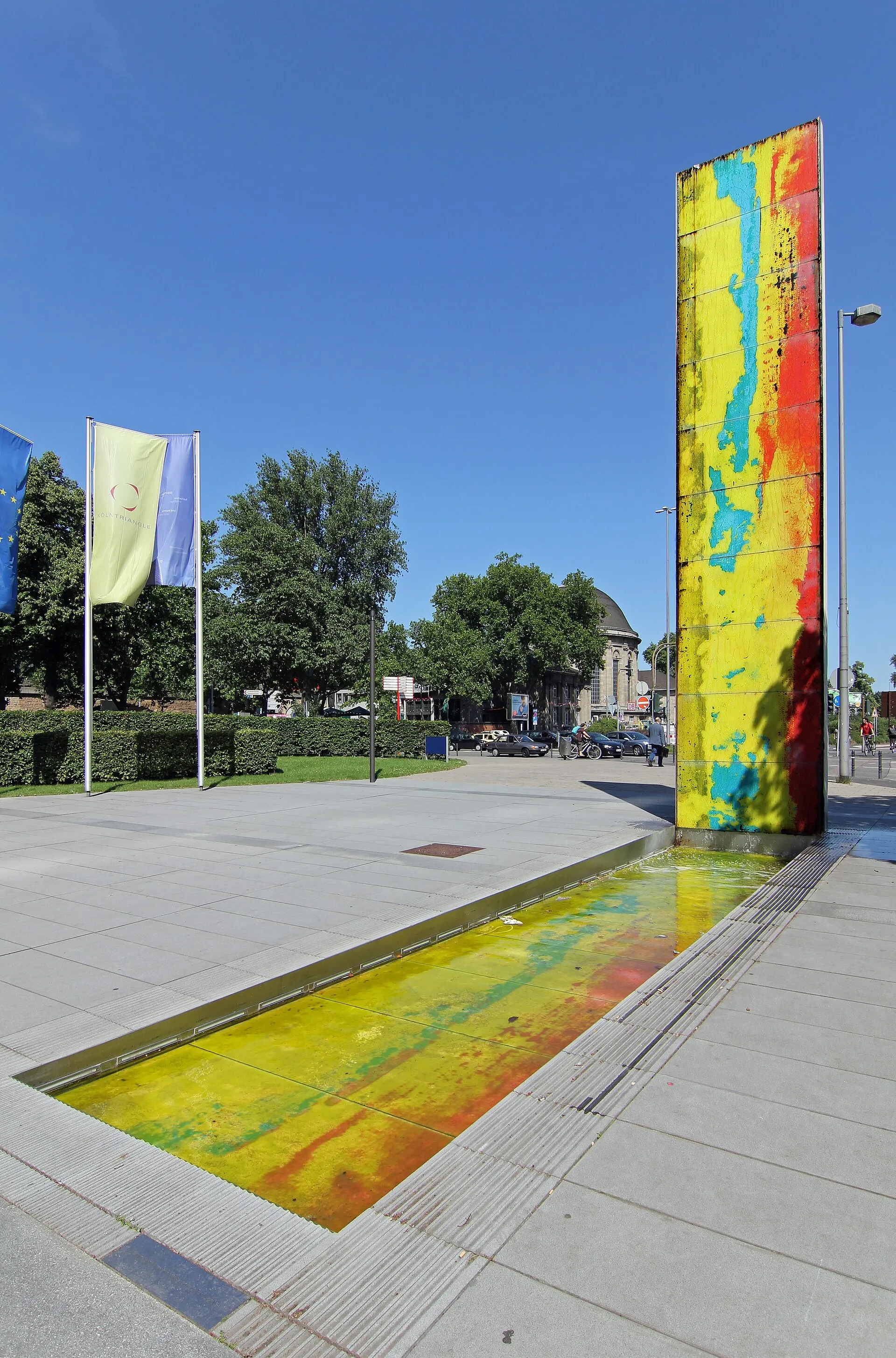 Für Kölntriangle erschaffener Brunnen Deutz Twins am Haupteingang, Stand 2011.