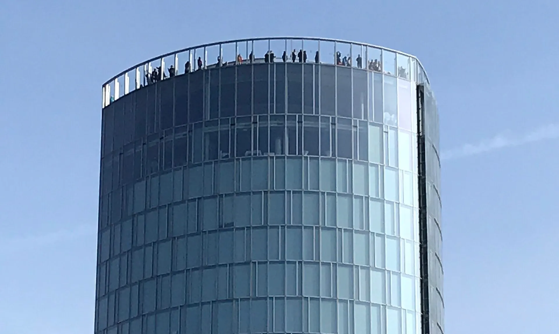 Aussichtsplattform mit Menschen (in der Vergrößerung). Andere Geschosshöhe in 27. und 28. Etage für KölnSky.