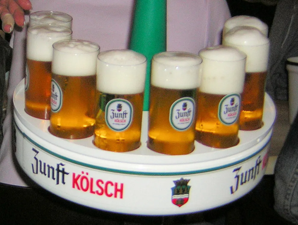 Kölsch von der Erzquell Brauerei . Aufgenommen: 2006 mit Nikon Coolpix 2200
