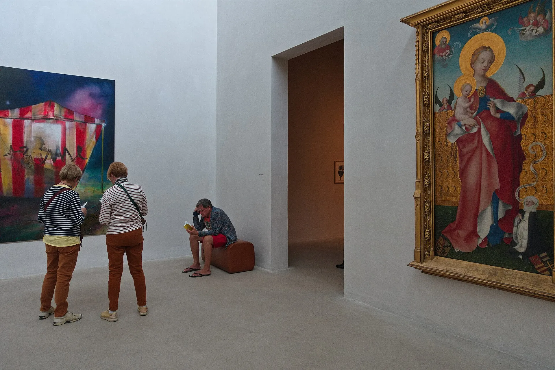 Kolumba,Köln. Raum 19, Ausstellung Wort Schrift Zeichen 2023-24, mit Robert Klümpen, Je t'aime (2011) und Stefan Lochner, Muttergottes mit den Veilchen, Köln, k