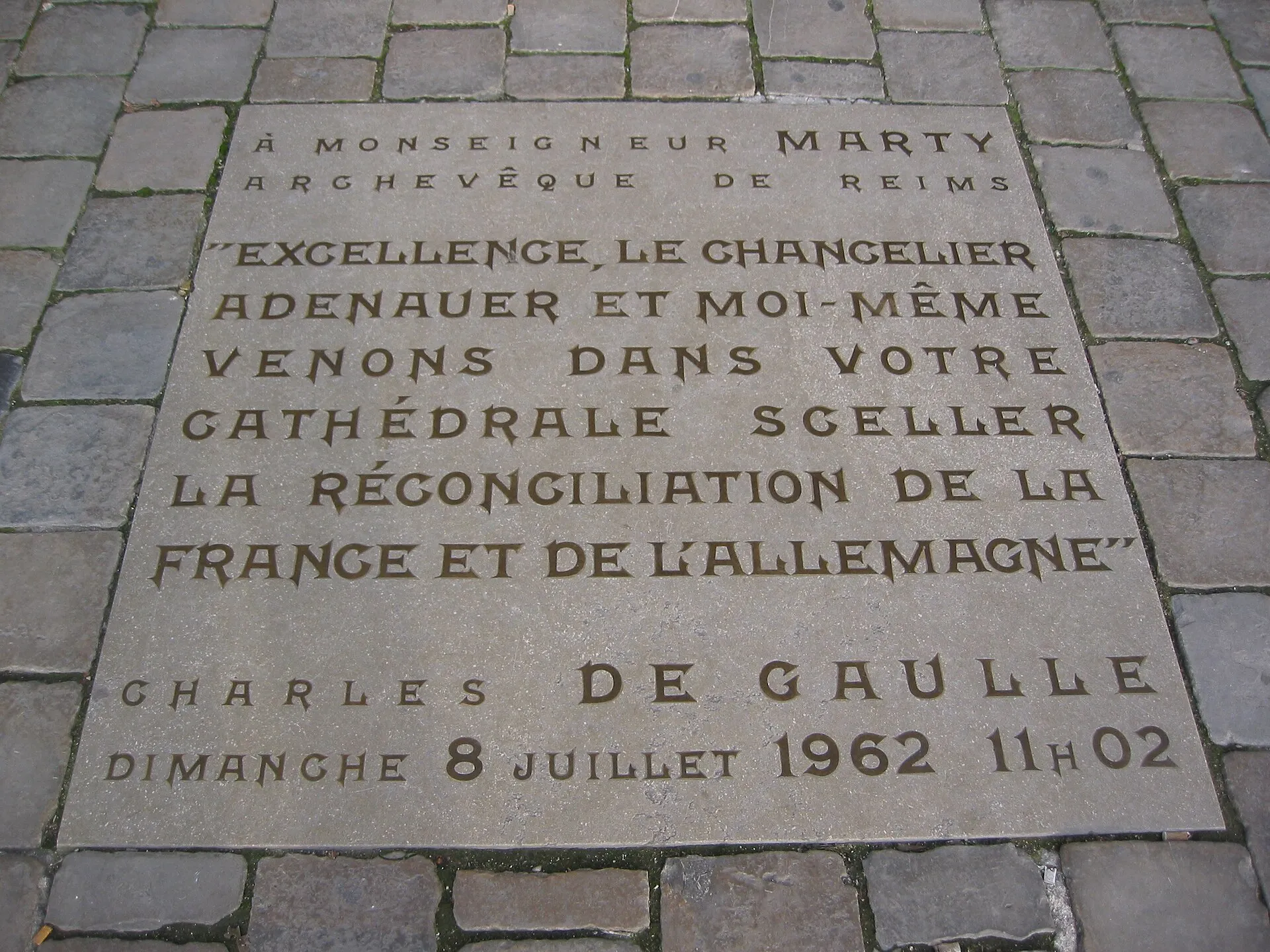 Bodenplatte vor der Kathedrale zu Reims anlässlich des 8. Juli 1962