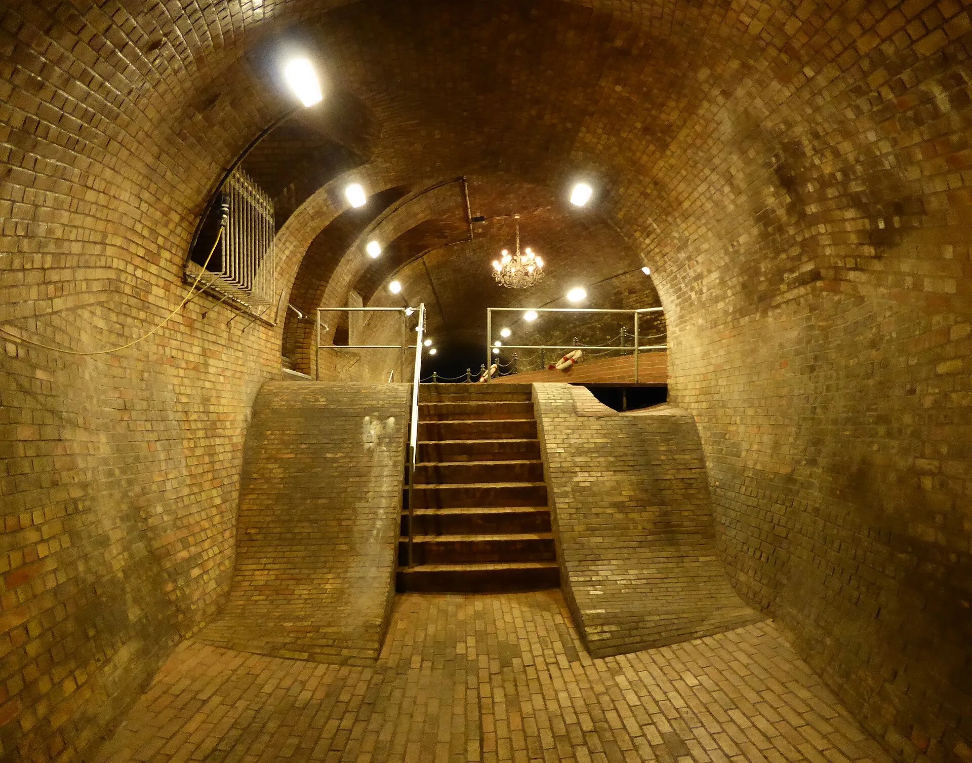 Der Kronleuchtersaal der Kölner Kanalisation .