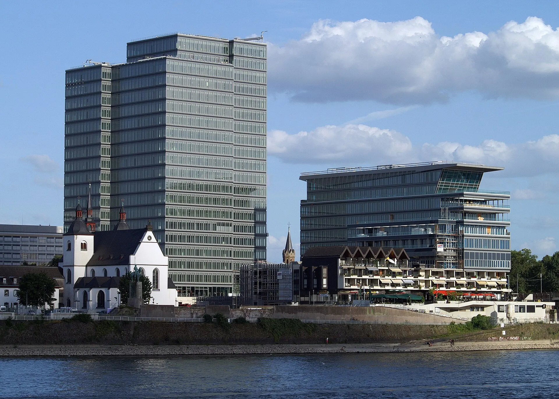 Das im Bau befindliche MaxCologne (LanxessTower) ohne Baukrane und mit geschlossener Fassade — links daneben Alt St. Heribert.