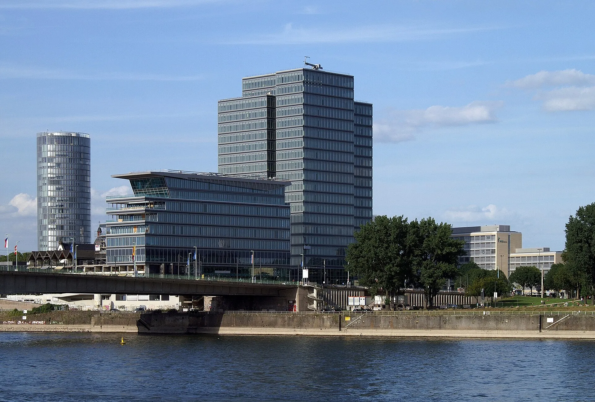 Das im Bau befindliche MaxCologne (LanxessTower) ohne Baukrane und mit geschlossener Fassade — links daneben Kölntriangle.