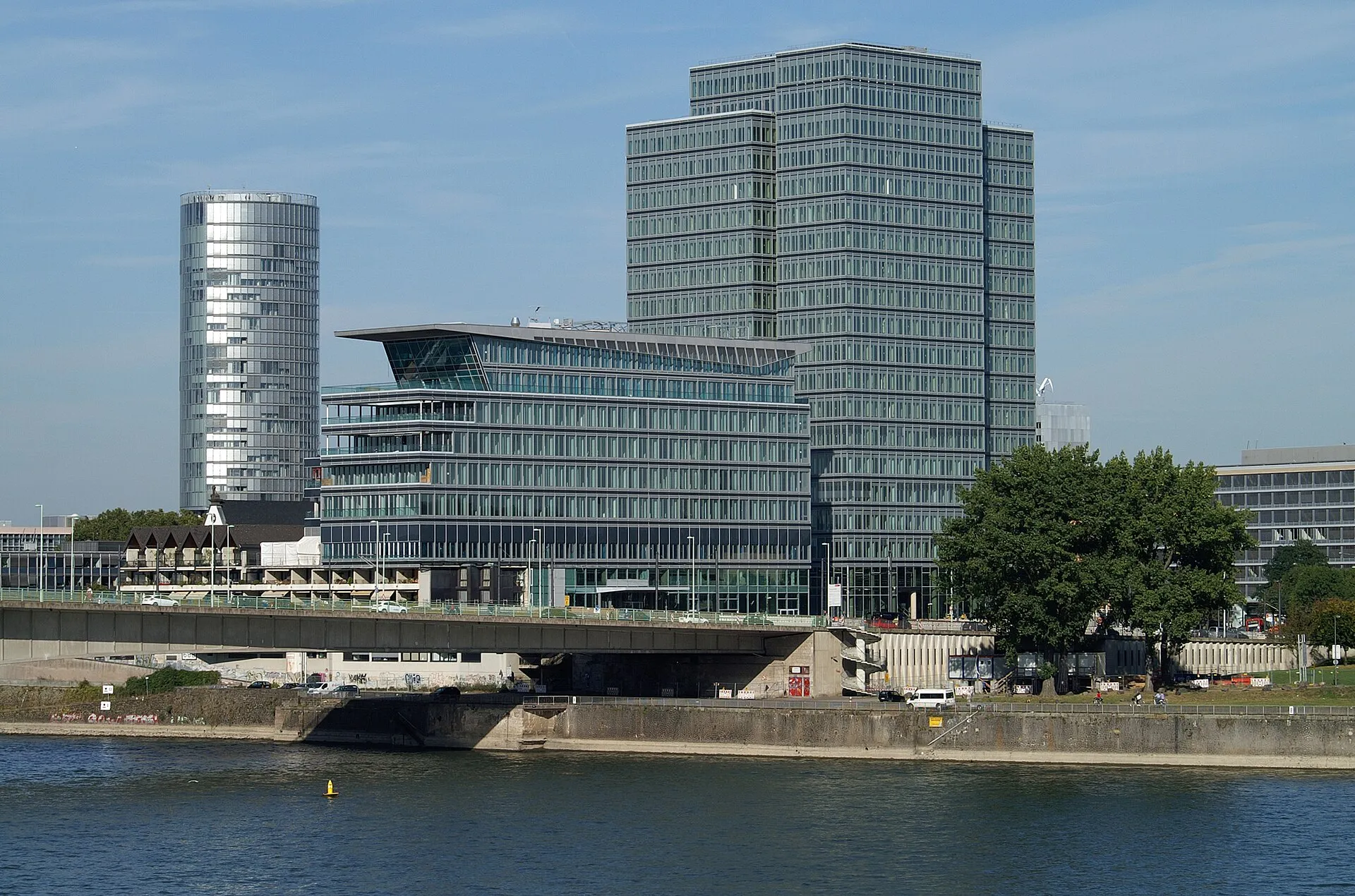 Das im Bau befindliche MaxCologne (LanxessTower) — links daneben Kölntriangle.
