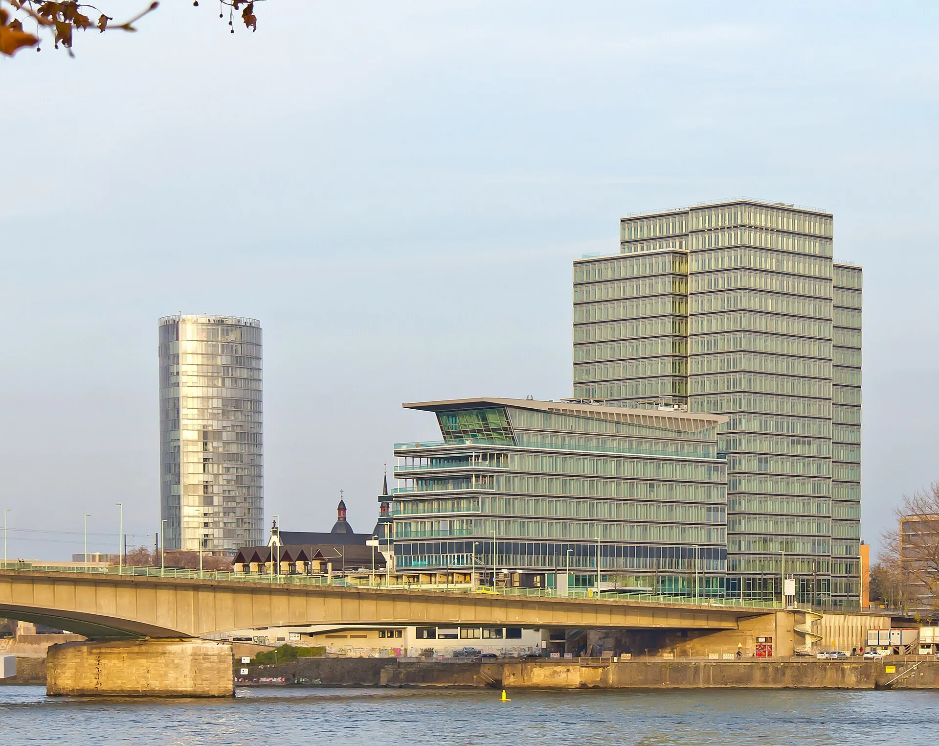 MaxCologne mit neuer Fassade im spätherbstlichen Nachmittagslicht