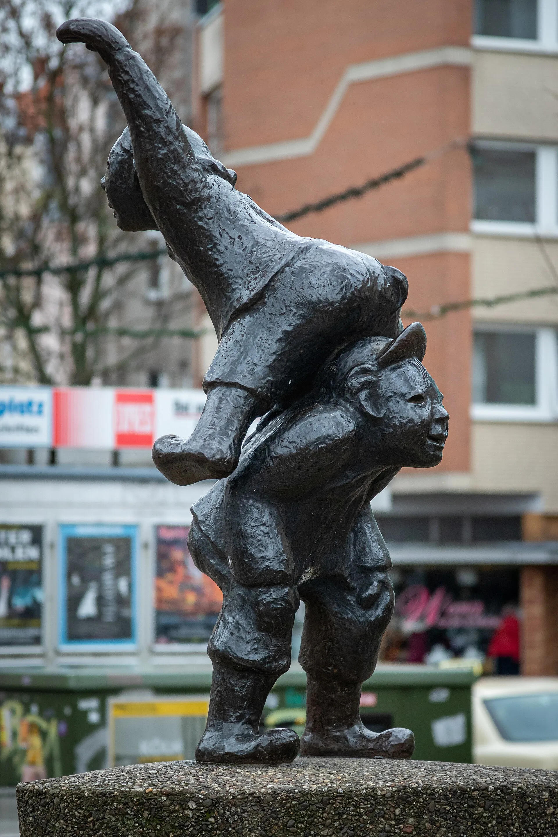 Max und Moritz-Brunnen auf dem Lenauplatz in Köln-Neuehrenfeld