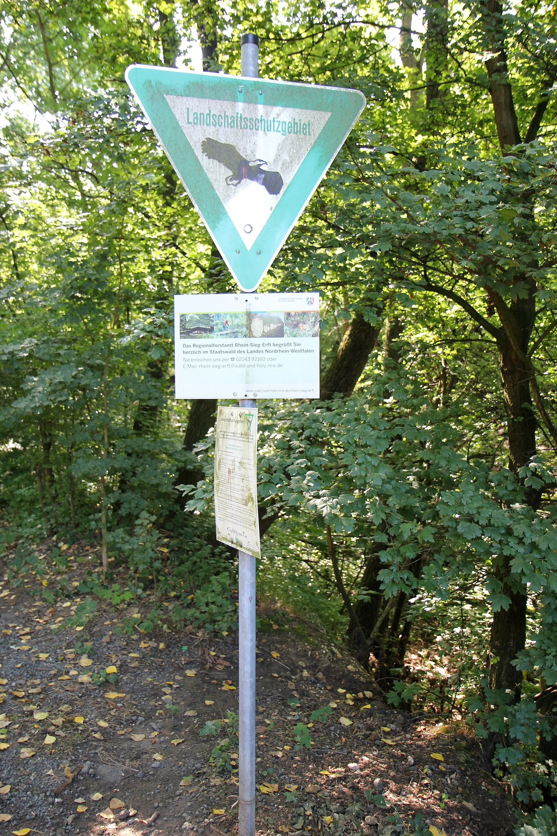 Landschaftsschutzgebietsschild und weitere Schilder am Liblarer See in Erftstadt