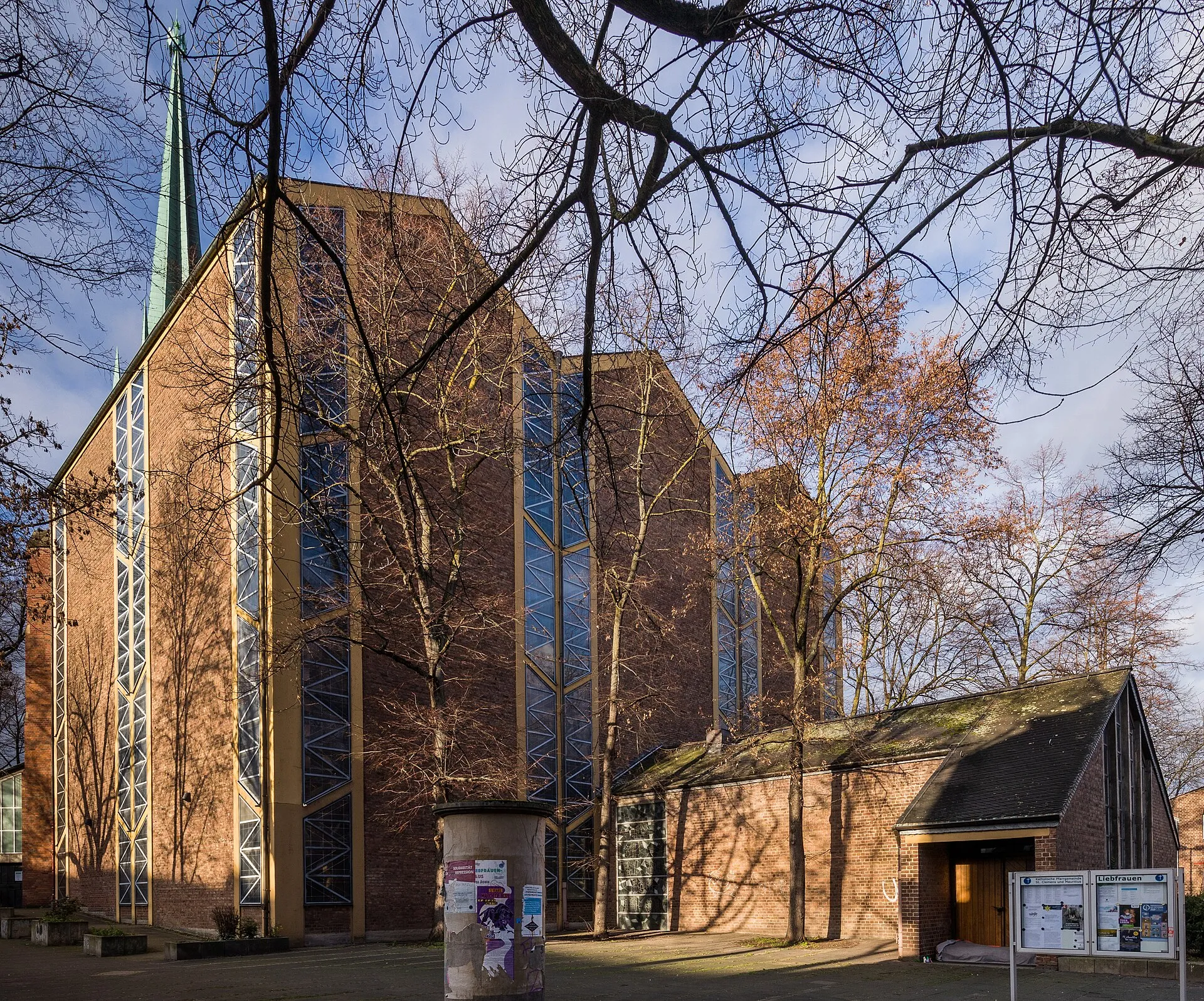 Liebfrauenkirche, Köln-Mülheim. Ansicht von der Adamstraße