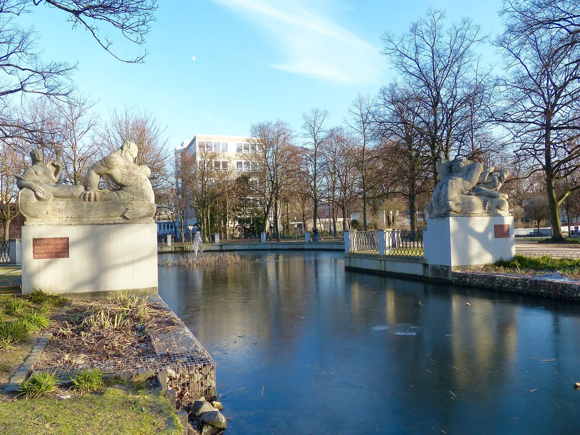 Rautenstrauchkanal in Köln-Lindenthal: "Kentaur und Najade“ von Eduard Schmitz (1930) nach Entwürfen von Georg Grasegger