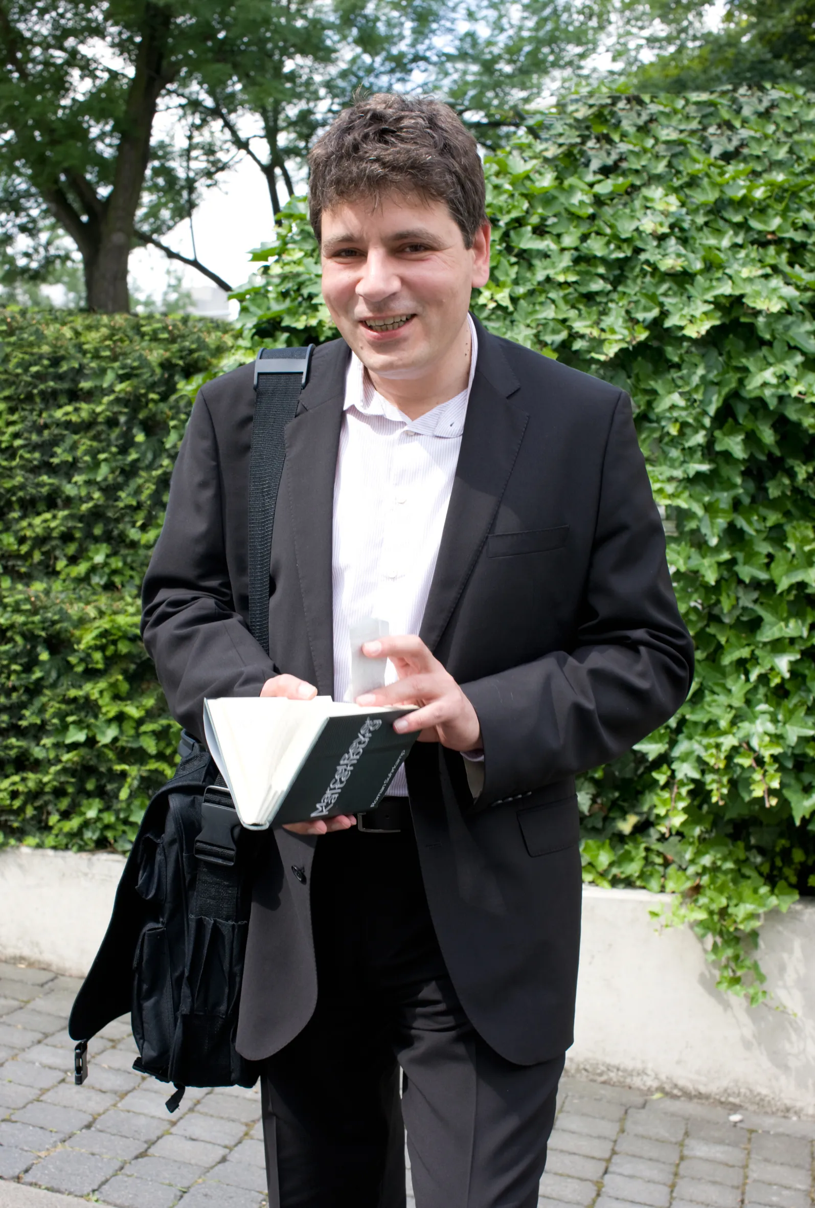 Marcel Beyer, Schriftsteller, vor dem Literaturhaus Köln (15. Juni 2008)