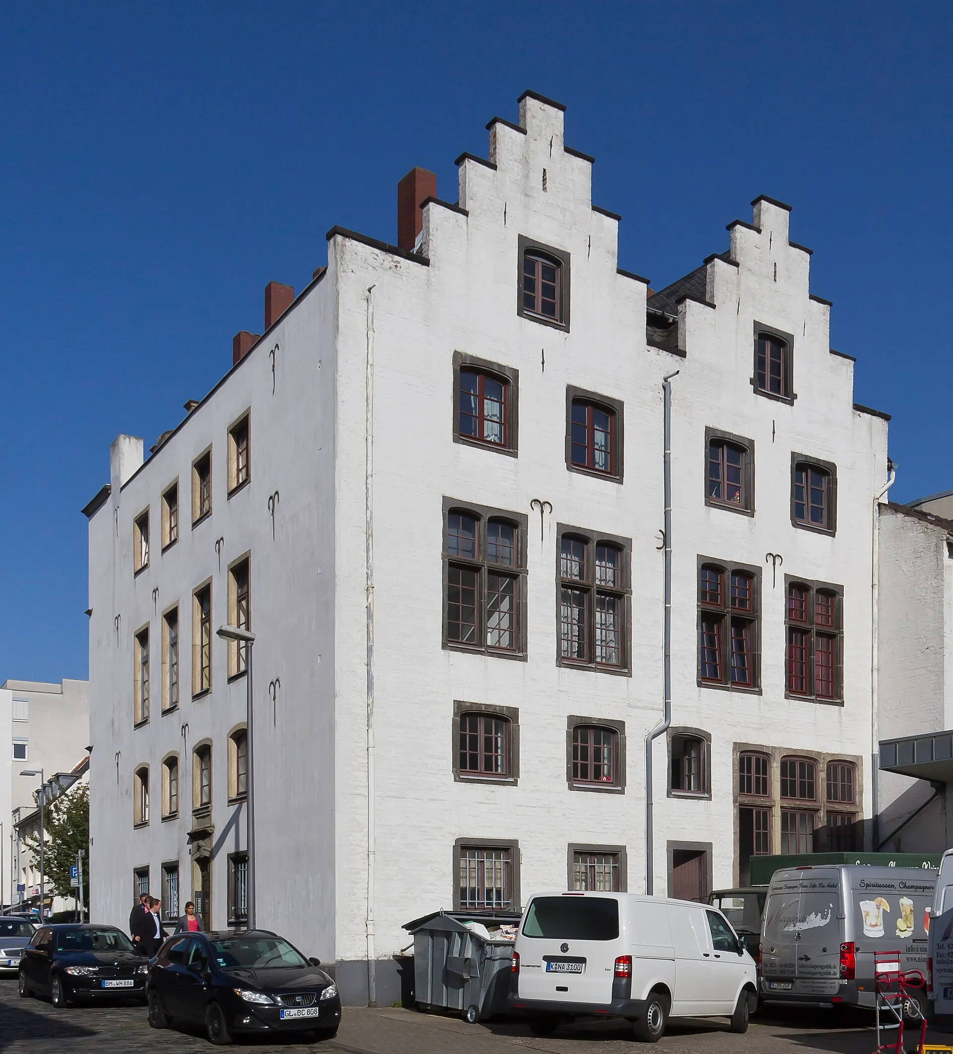 Denkmalgeschütztes Wohnhaus, Großer Griechenmarkt 37–39. Ansicht von der Bachemstraße.