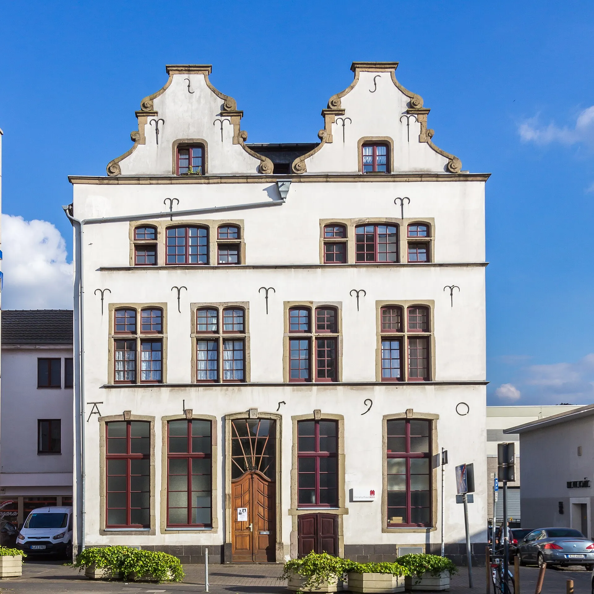 Denkmalgeschütztes Wohnhaus Großer Griechenmarkt 37-39. 1590 urschriftlich datiert. Das Literaturhaus Köln e.V. hat dort seinen Sitz.