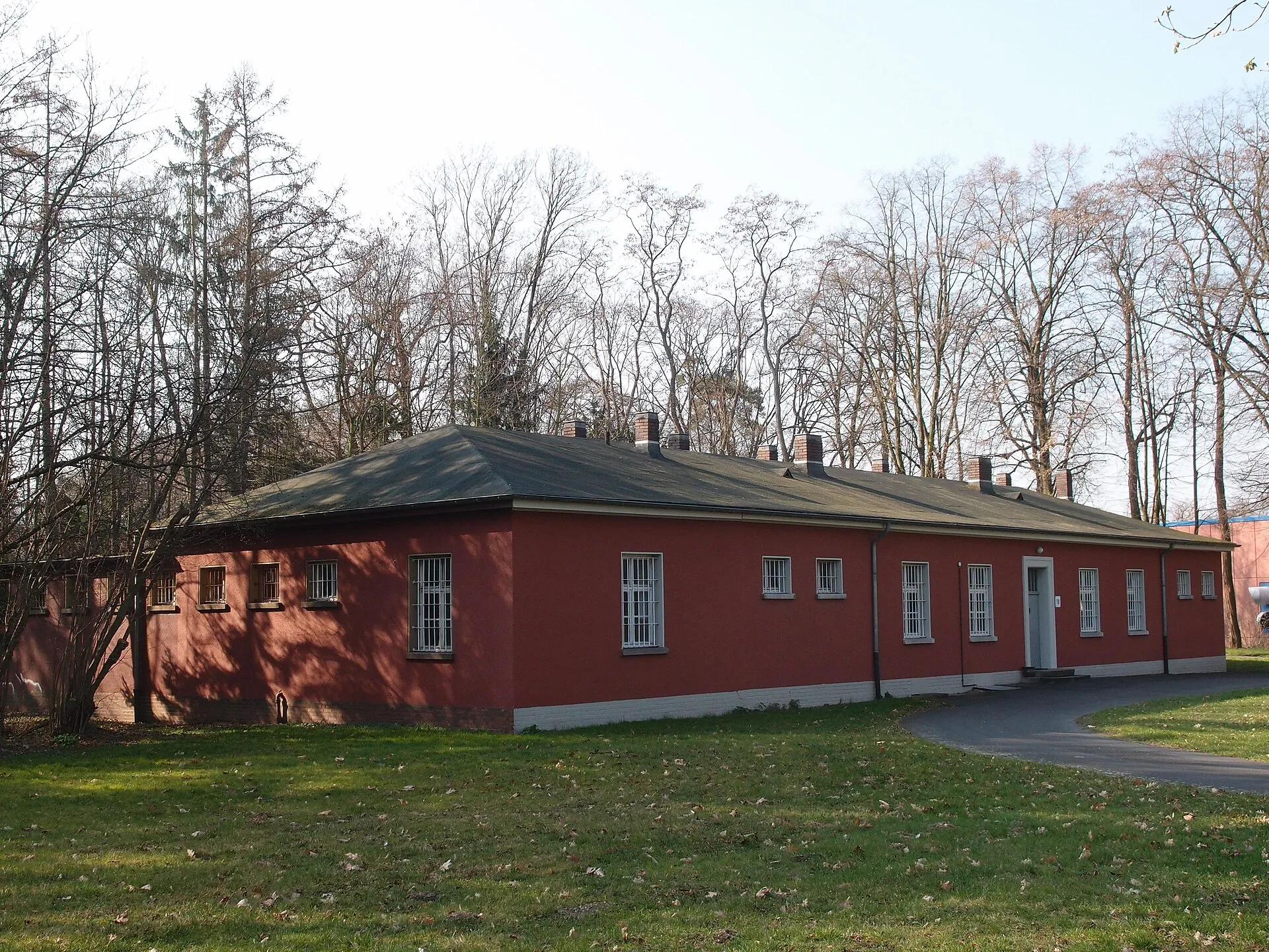 Historisches Gebäude (ehemaliges Gefängnis neben dem (städt.) Militärfriedhof) in der Lw-Kaserne Köln-Wahn Datum: 24.03.2012 Urheber: M. Pfeiffer alias Benutzer